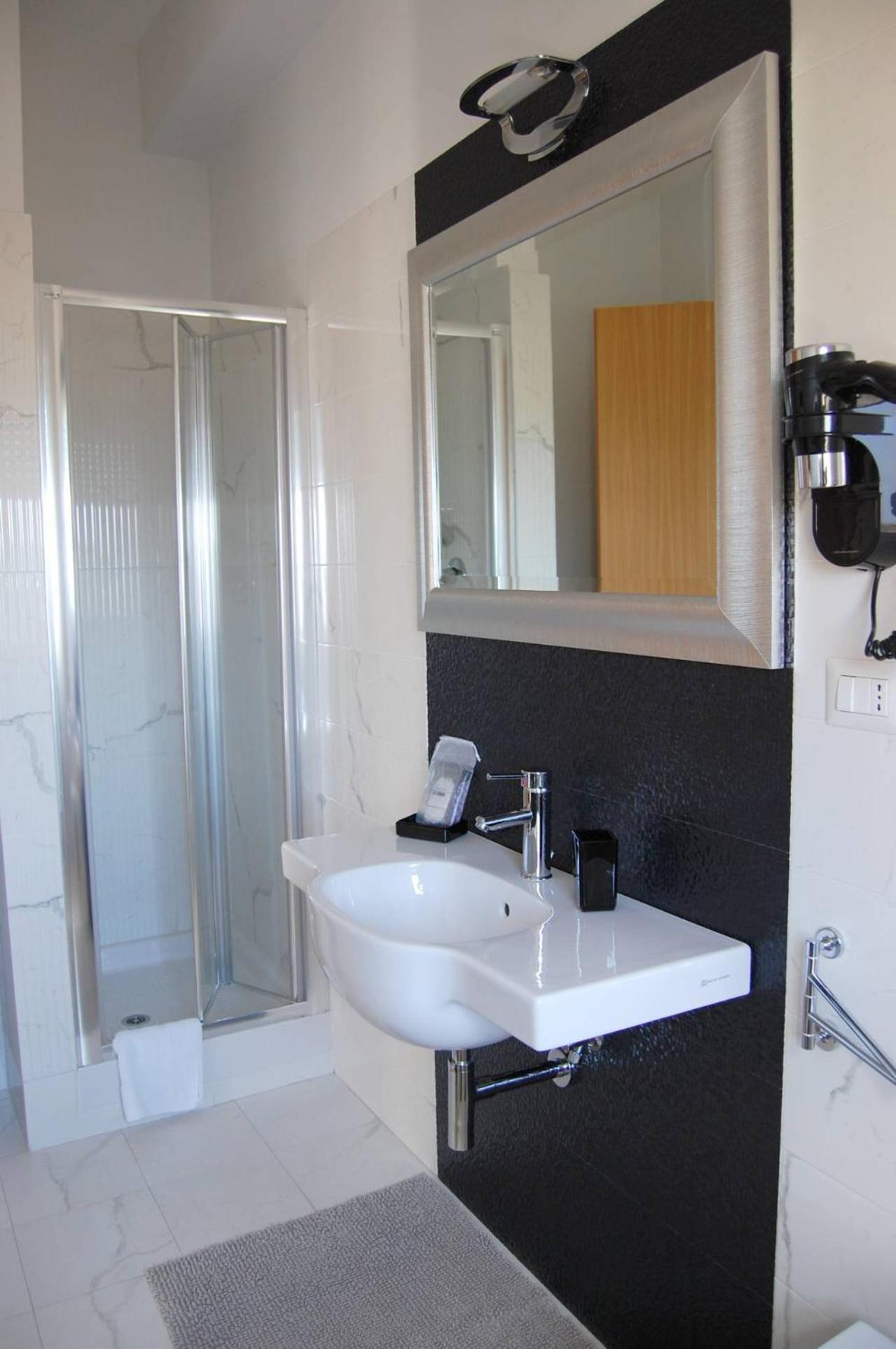 Double Room with Private Bathroom - Photo 10