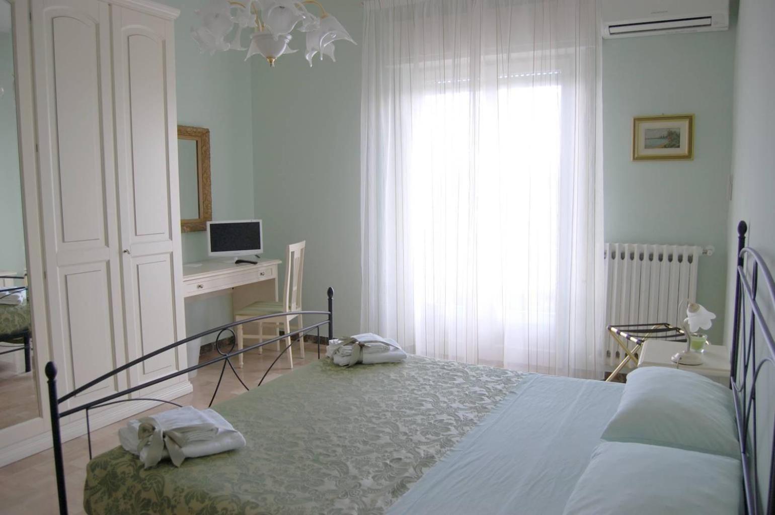 Double Room with Private Bathroom - Photo 7