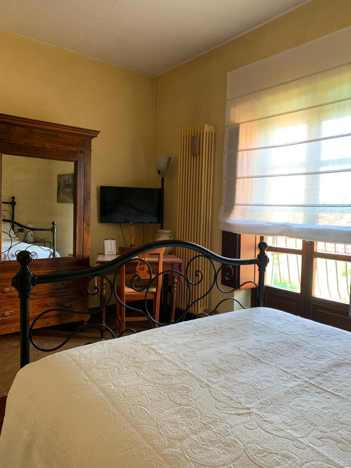Double Room with Pool View - Photo 8