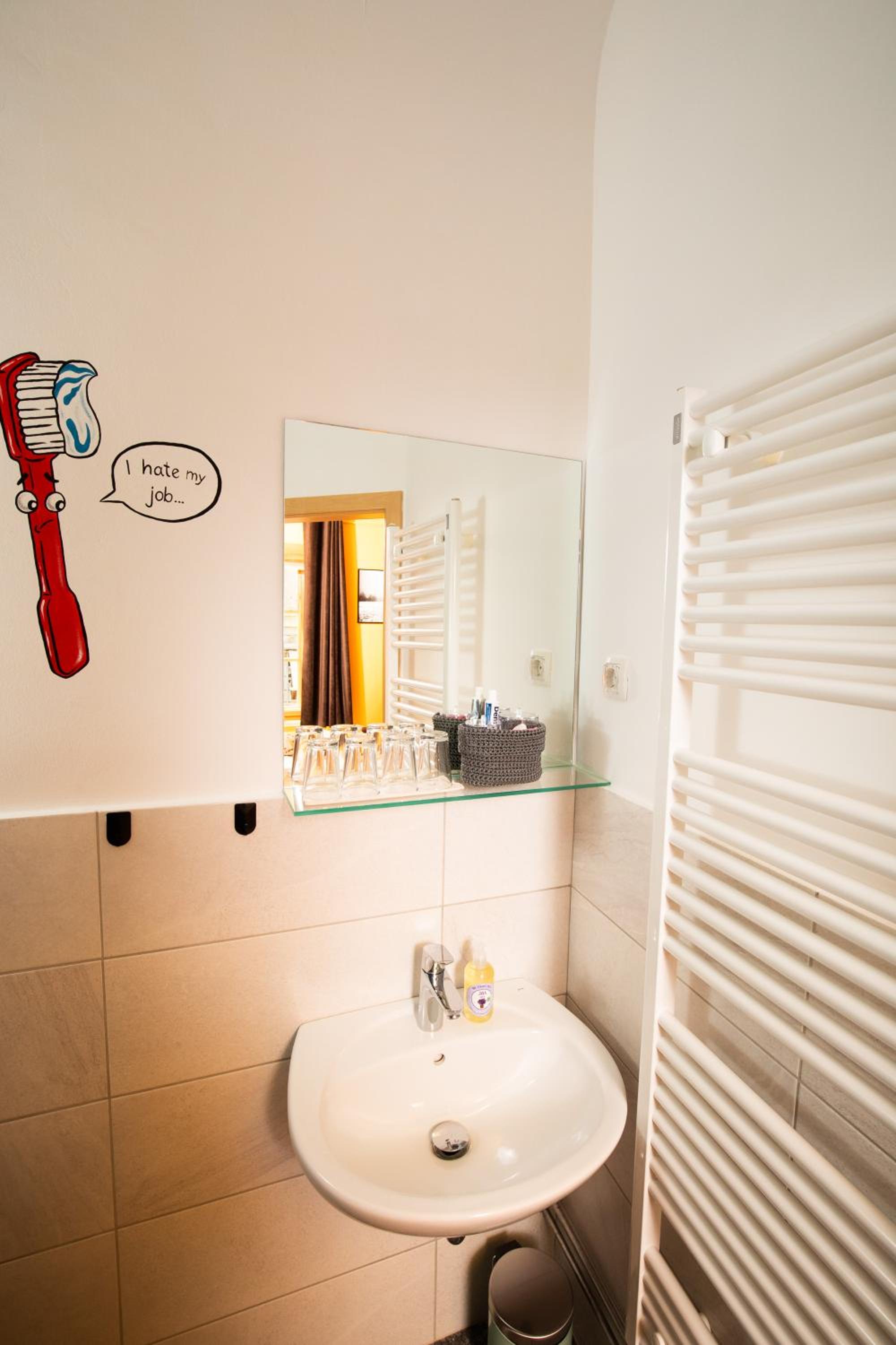Quadruple Room with Private Bathroom - Photo 9