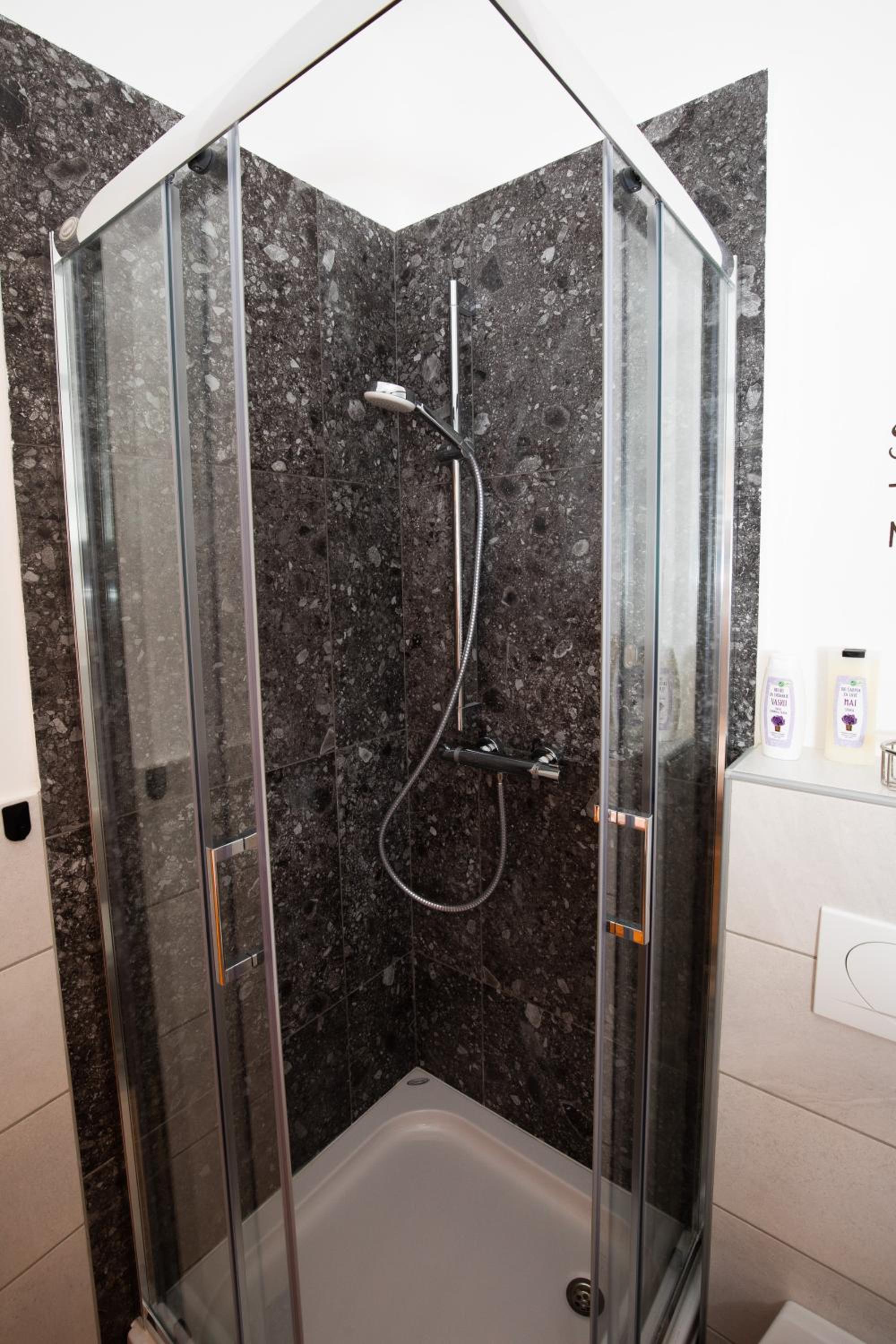 Quadruple Room with Private Bathroom - Photo 8