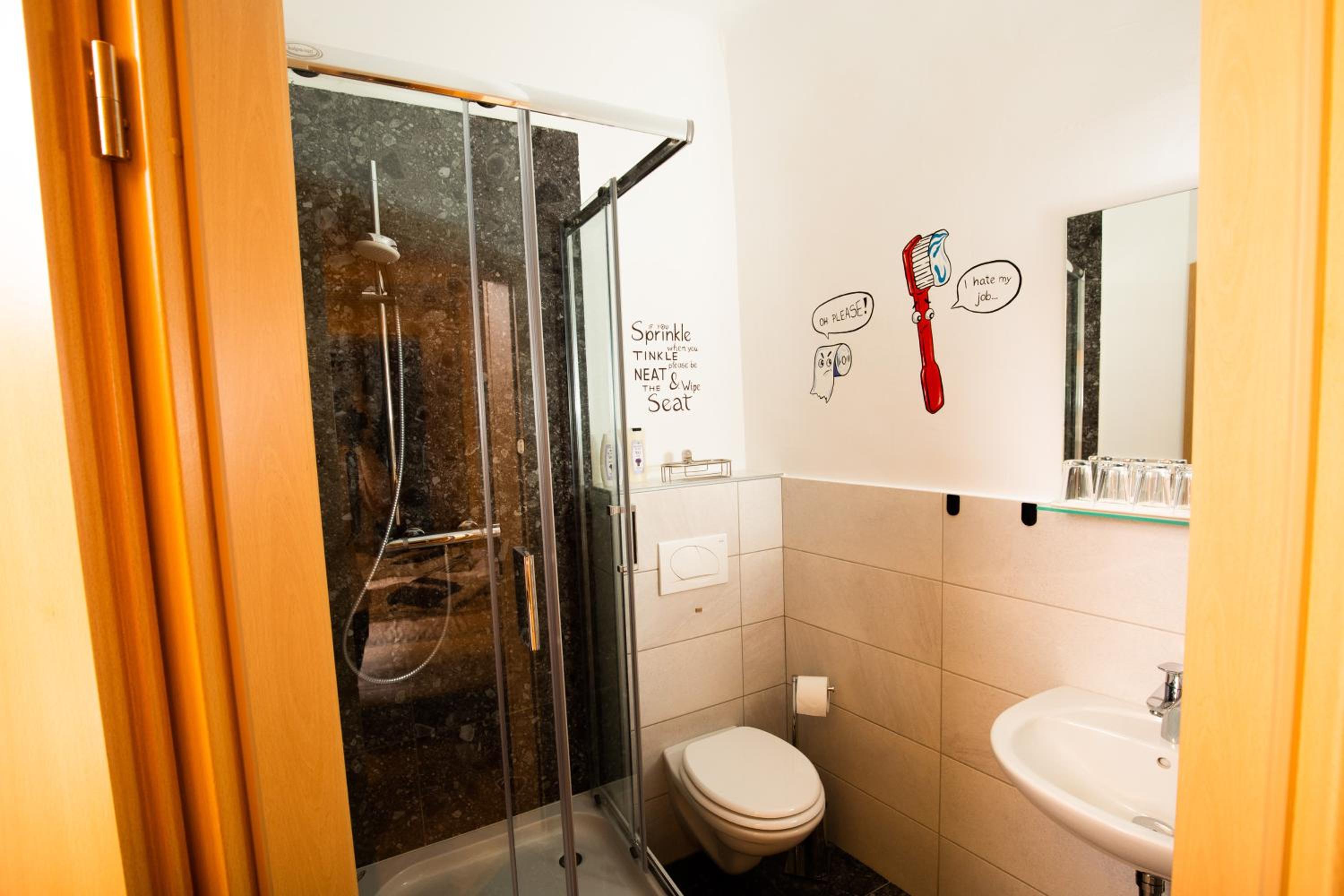 Quadruple Room with Private Bathroom - Photo 6
