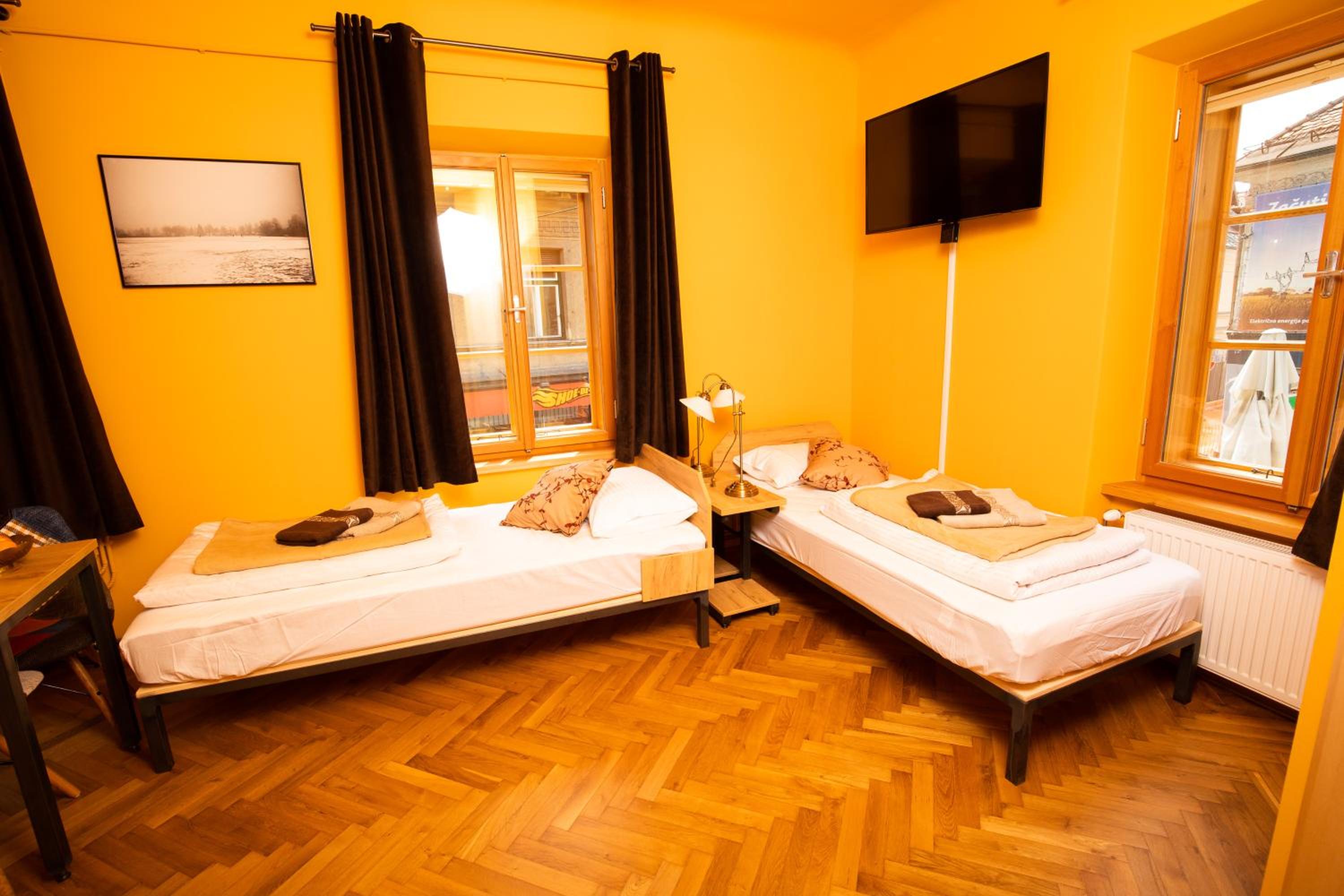 Quadruple Room with Private Bathroom - Photo 5