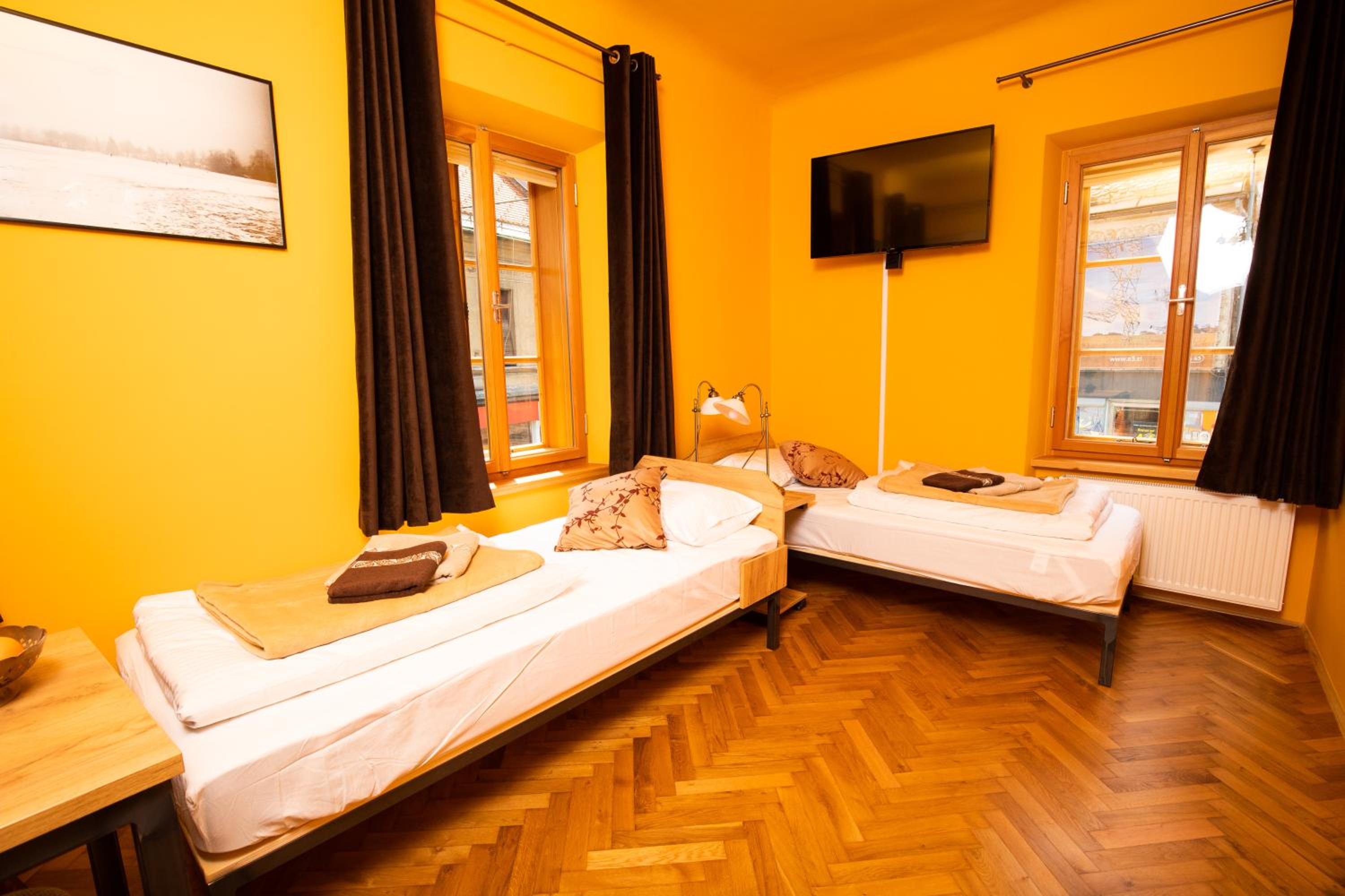 Quadruple Room with Private Bathroom - Photo 4