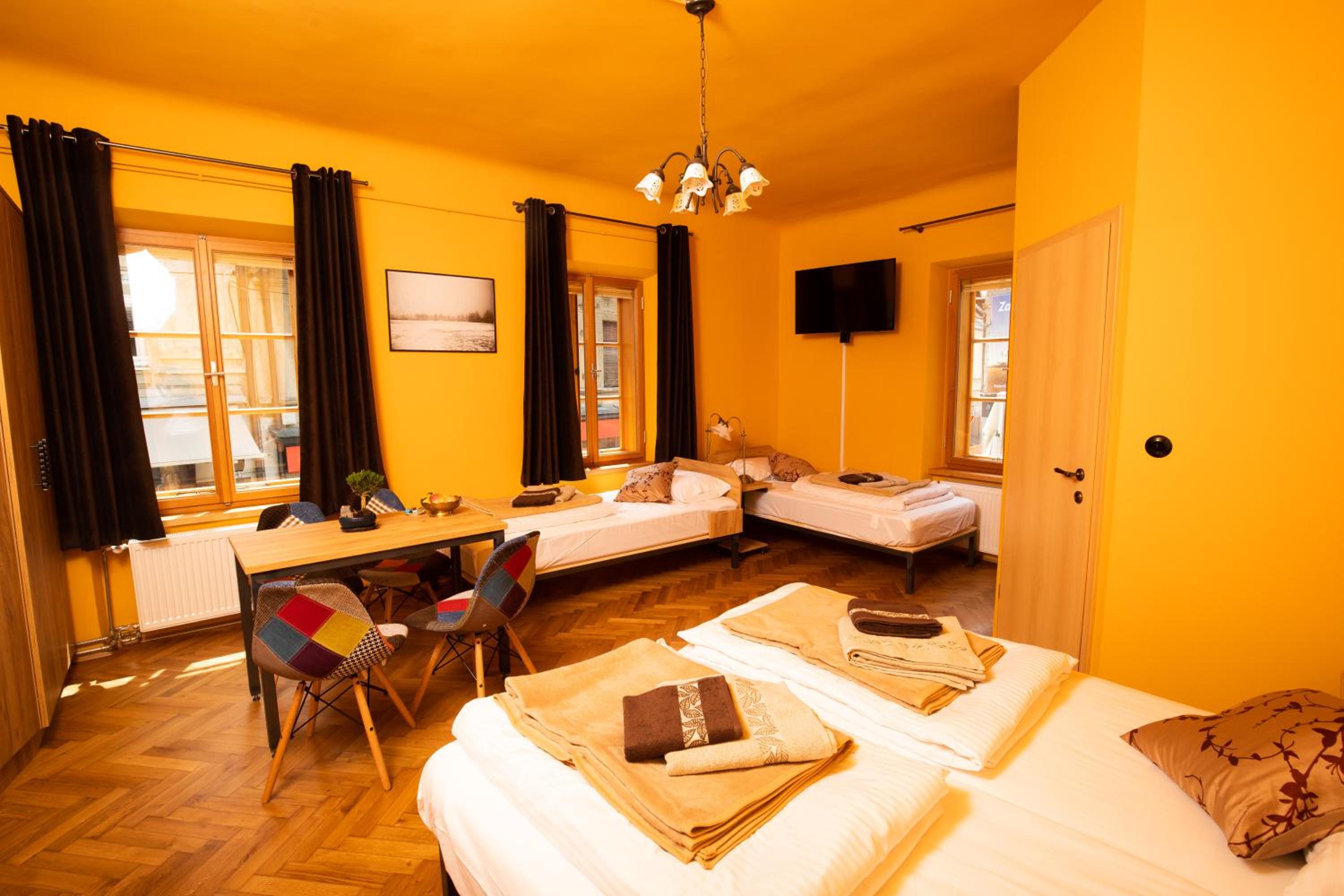 Quadruple Room with Private Bathroom - Photo 7