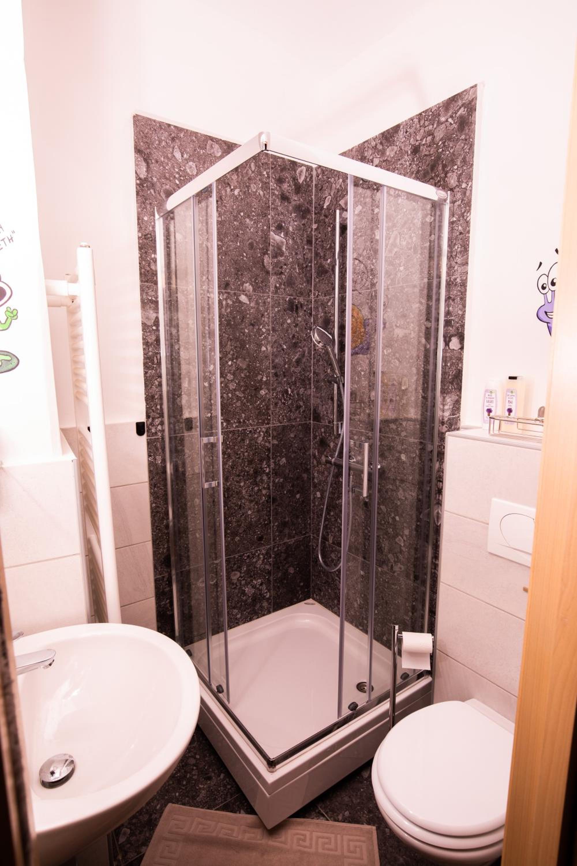 Quadruple Room with Private Bathroom photo 3