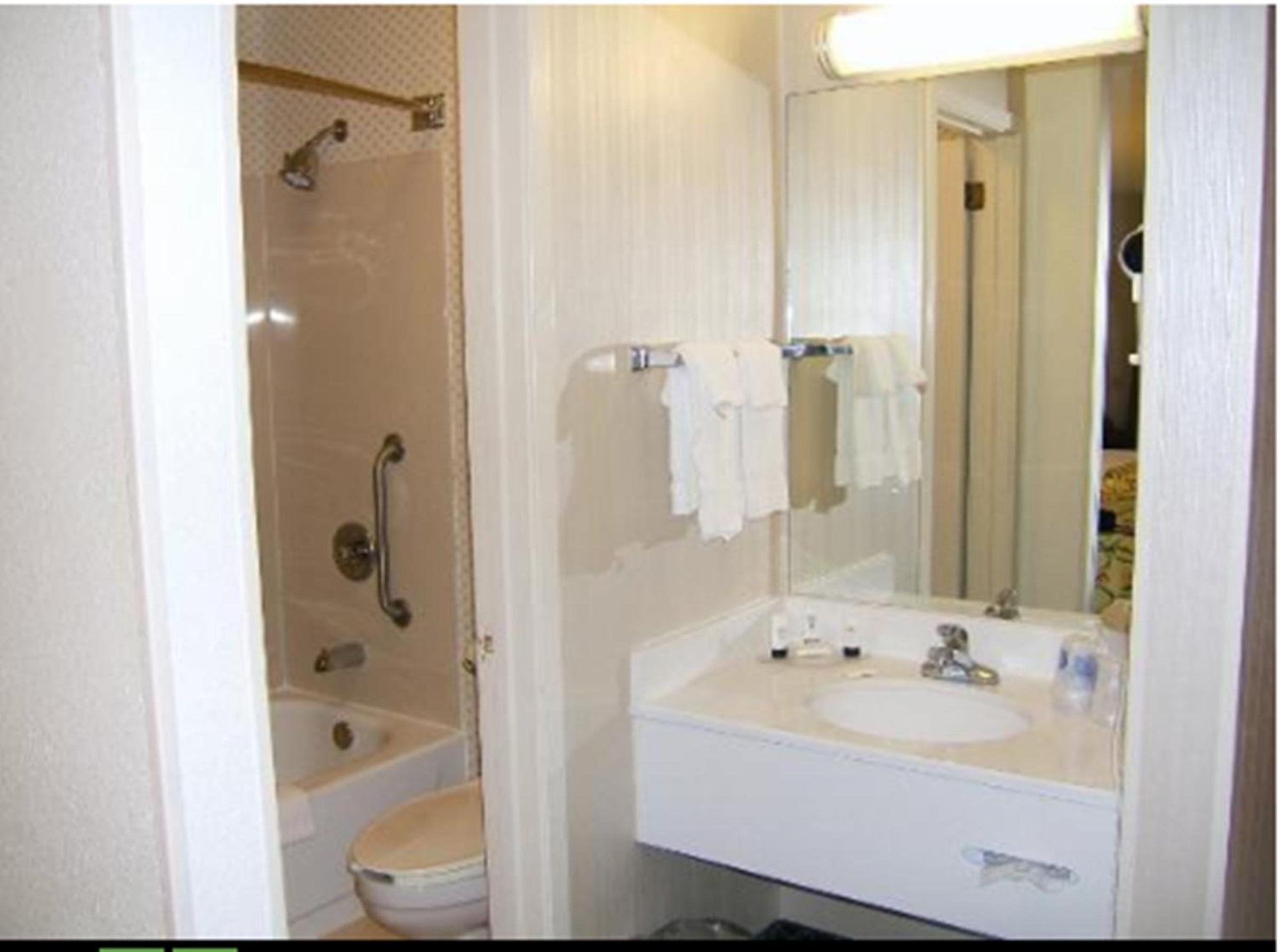Double Room with Two Double Beds - Smoking - Photo 3