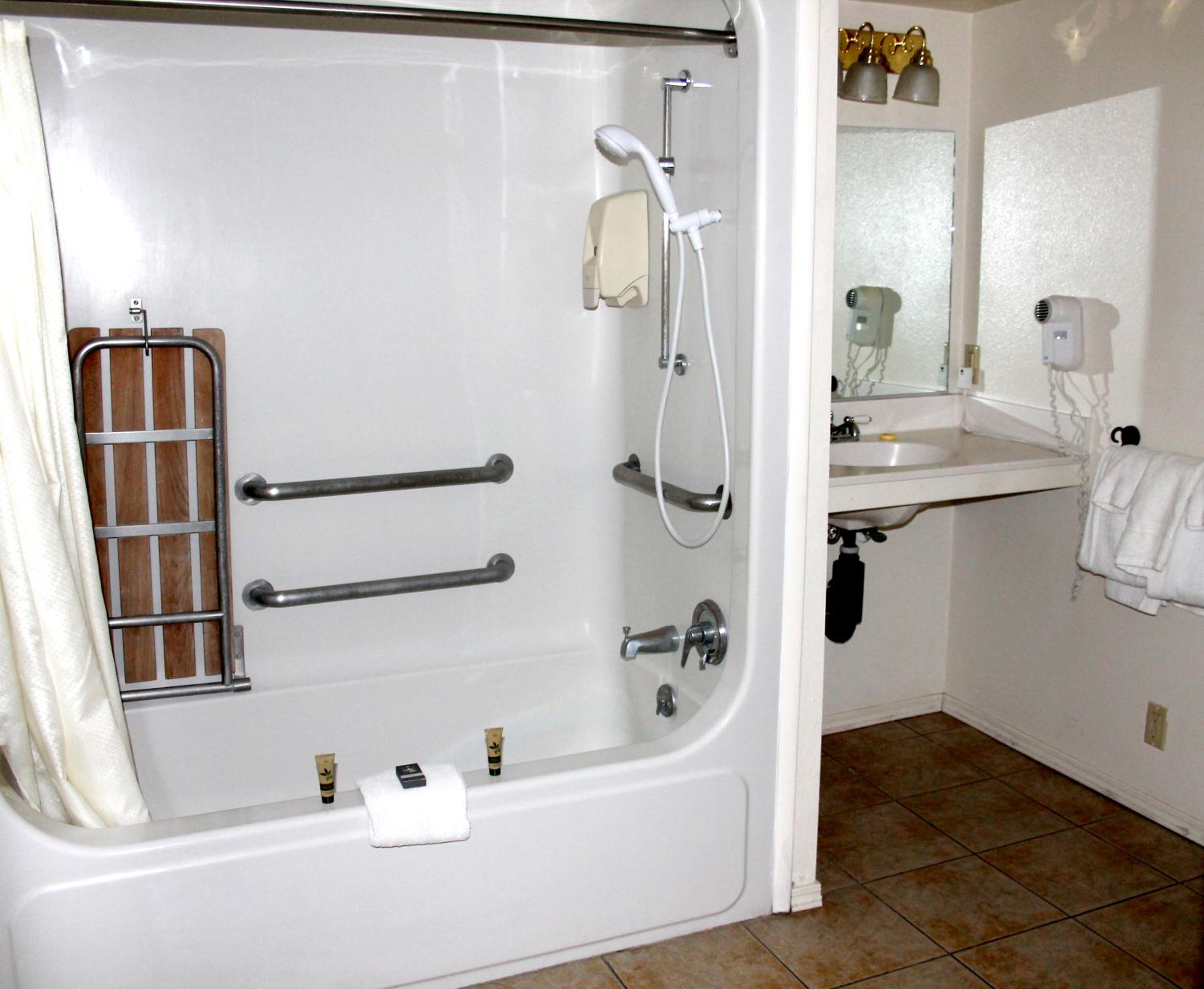Queen Suite with Spa Bath - Accessible - Photo 5