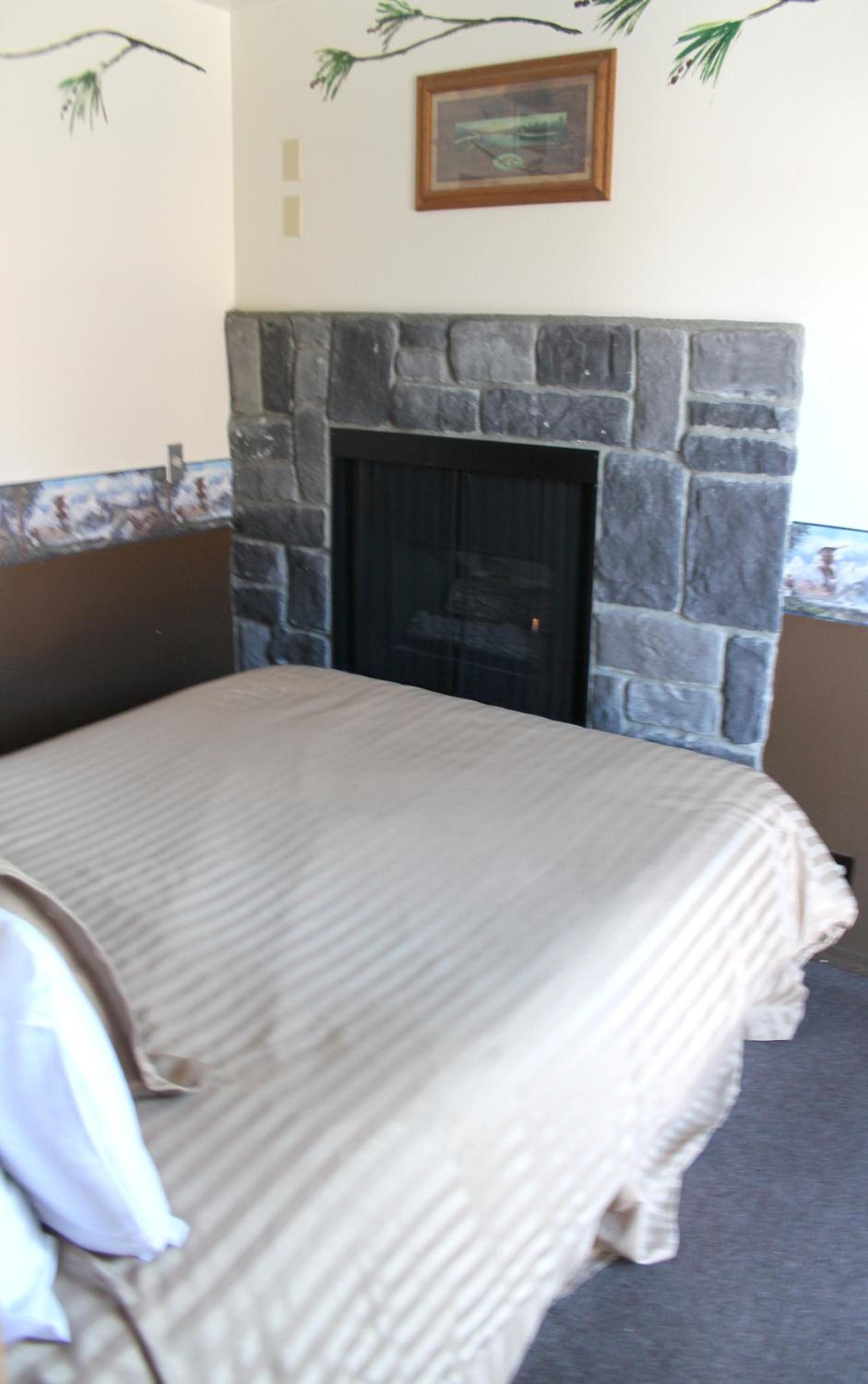 Queen Suite with Spa Bath - Accessible - Photo 6