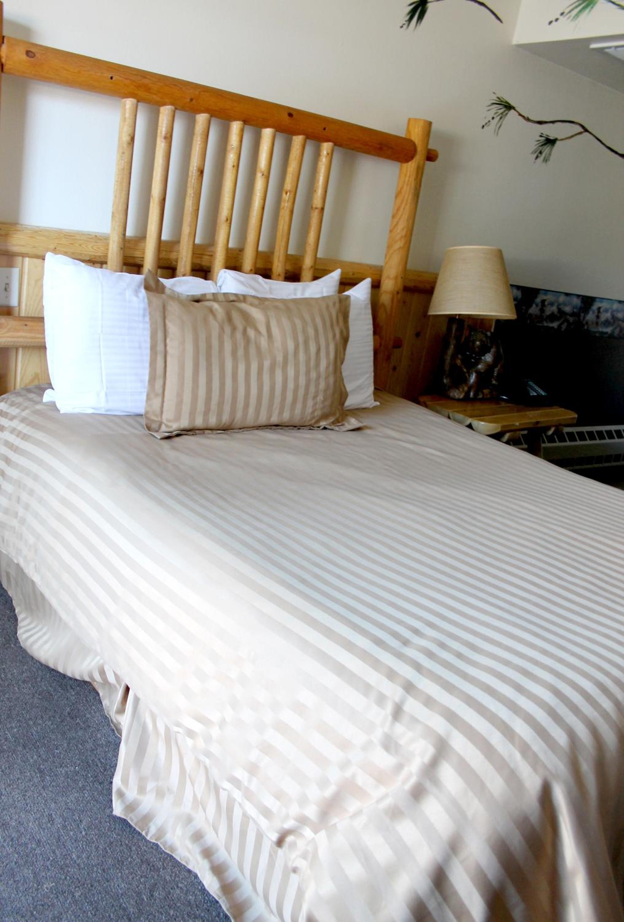 Queen Suite with Spa Bath - Accessible - Photo 7