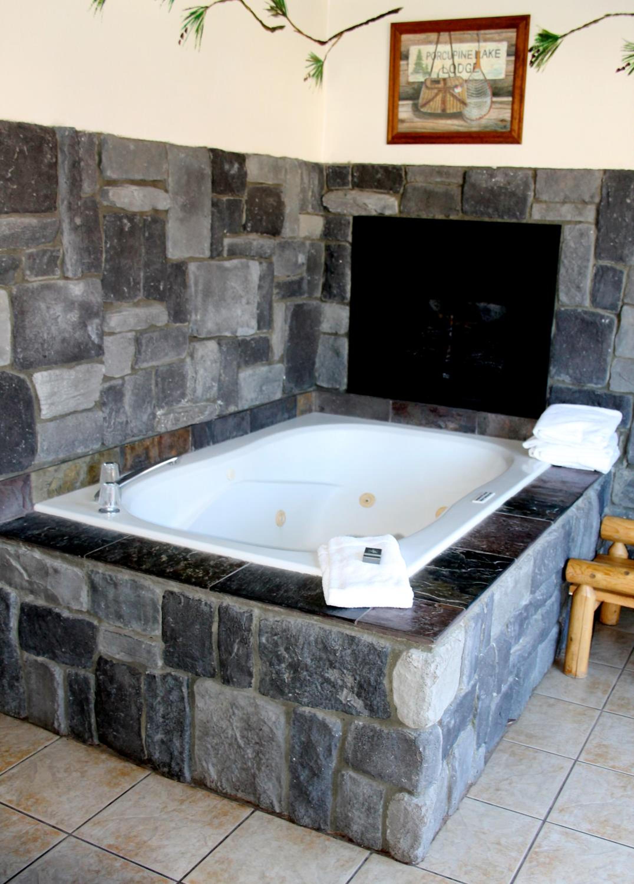 Queen Suite with Spa Bath - Accessible - Photo 8