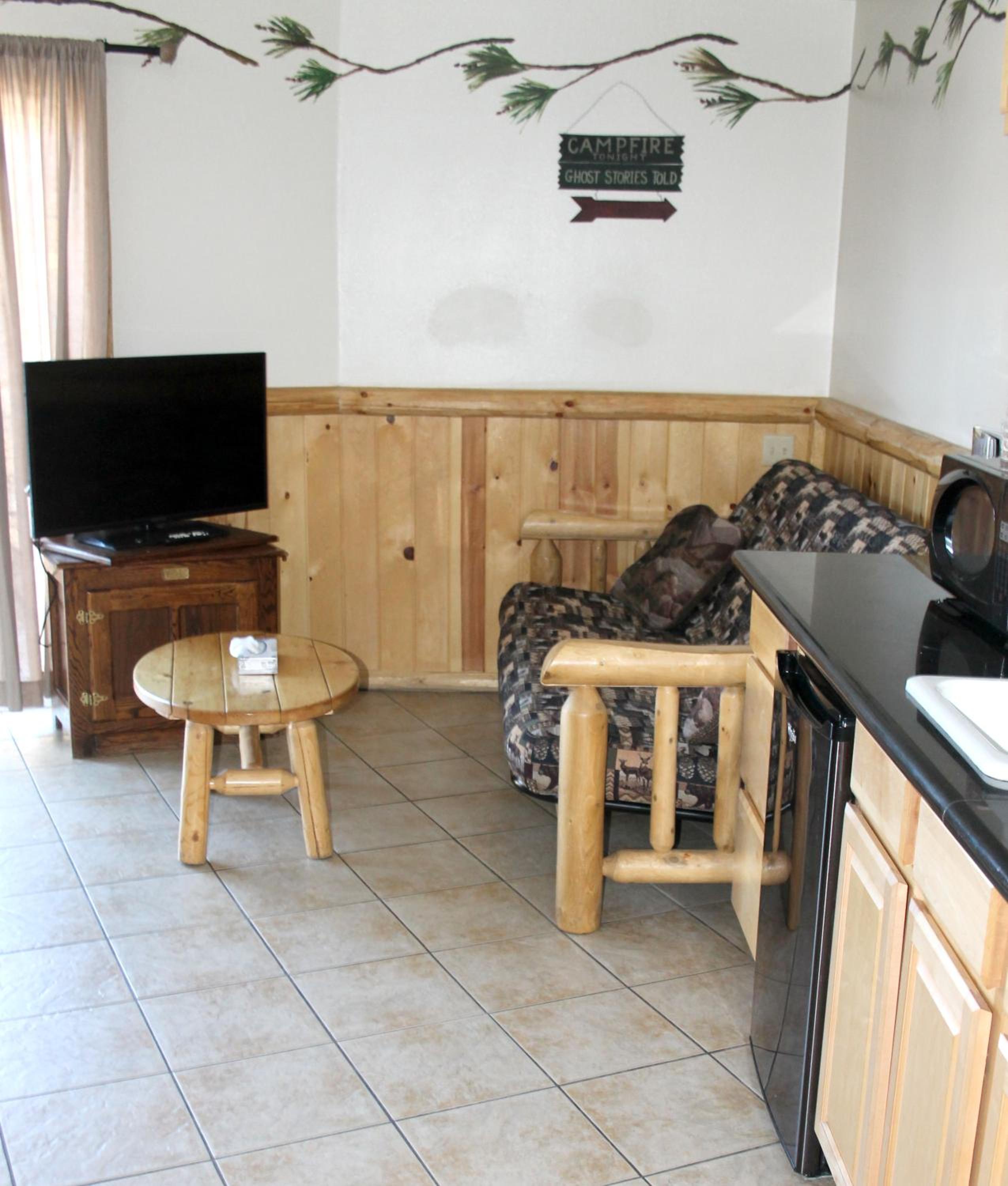 Queen Suite with Spa Bath - Accessible - Photo 9