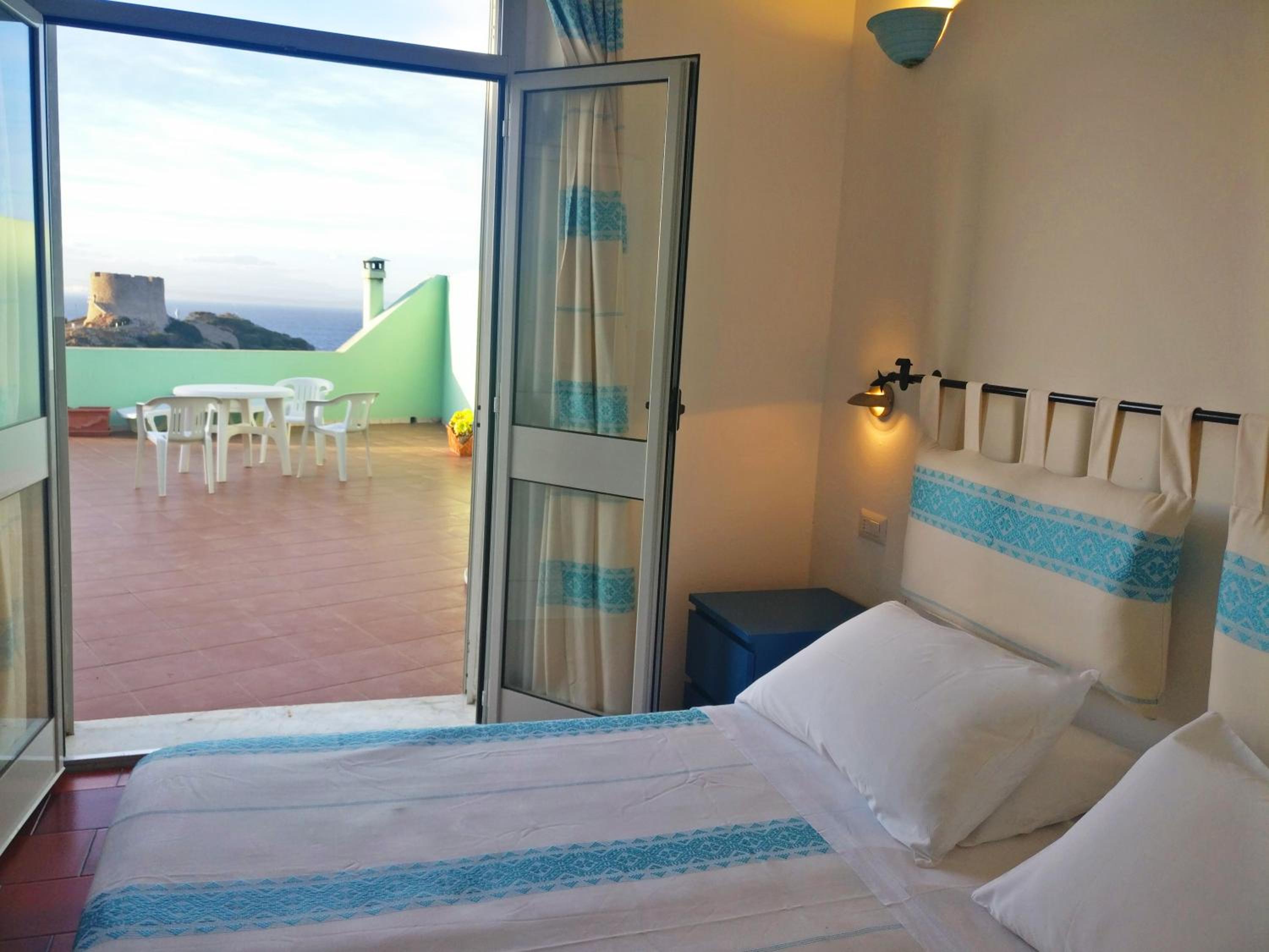 Double or Twin Room with Sea View - Photo 5