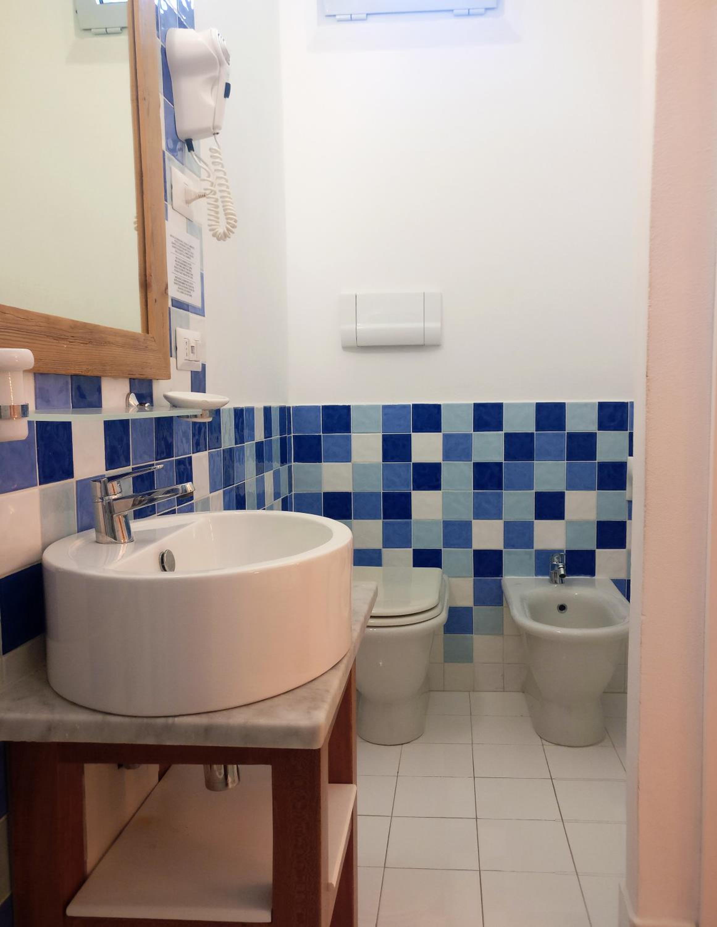 Double or Twin Room with Sea View - Photo 8