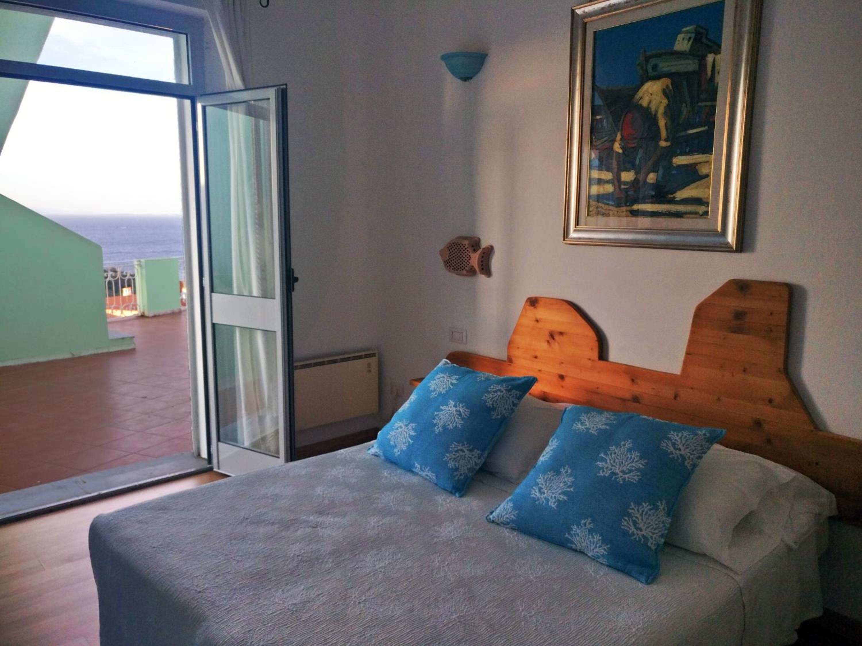 Double or Twin Room with Sea View - Photo 7