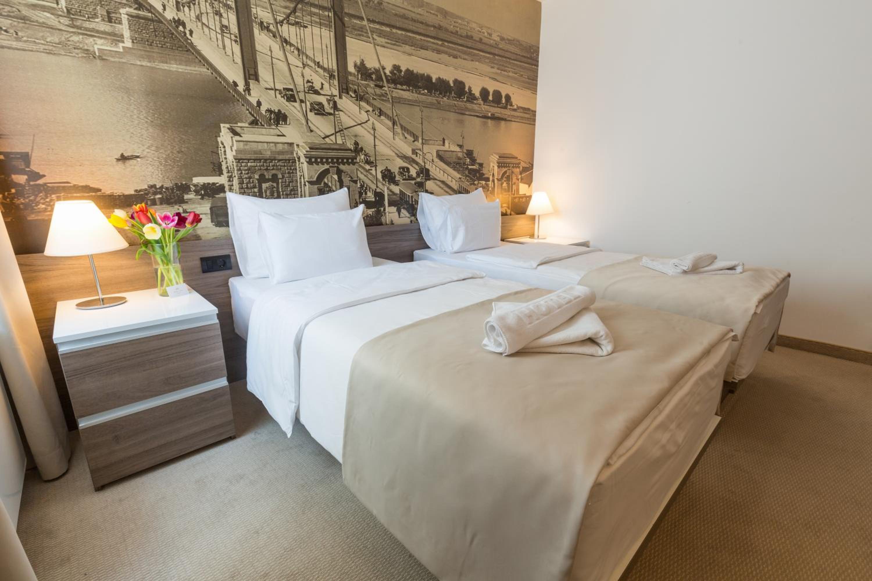Standard Double or Twin Room - Photo 8