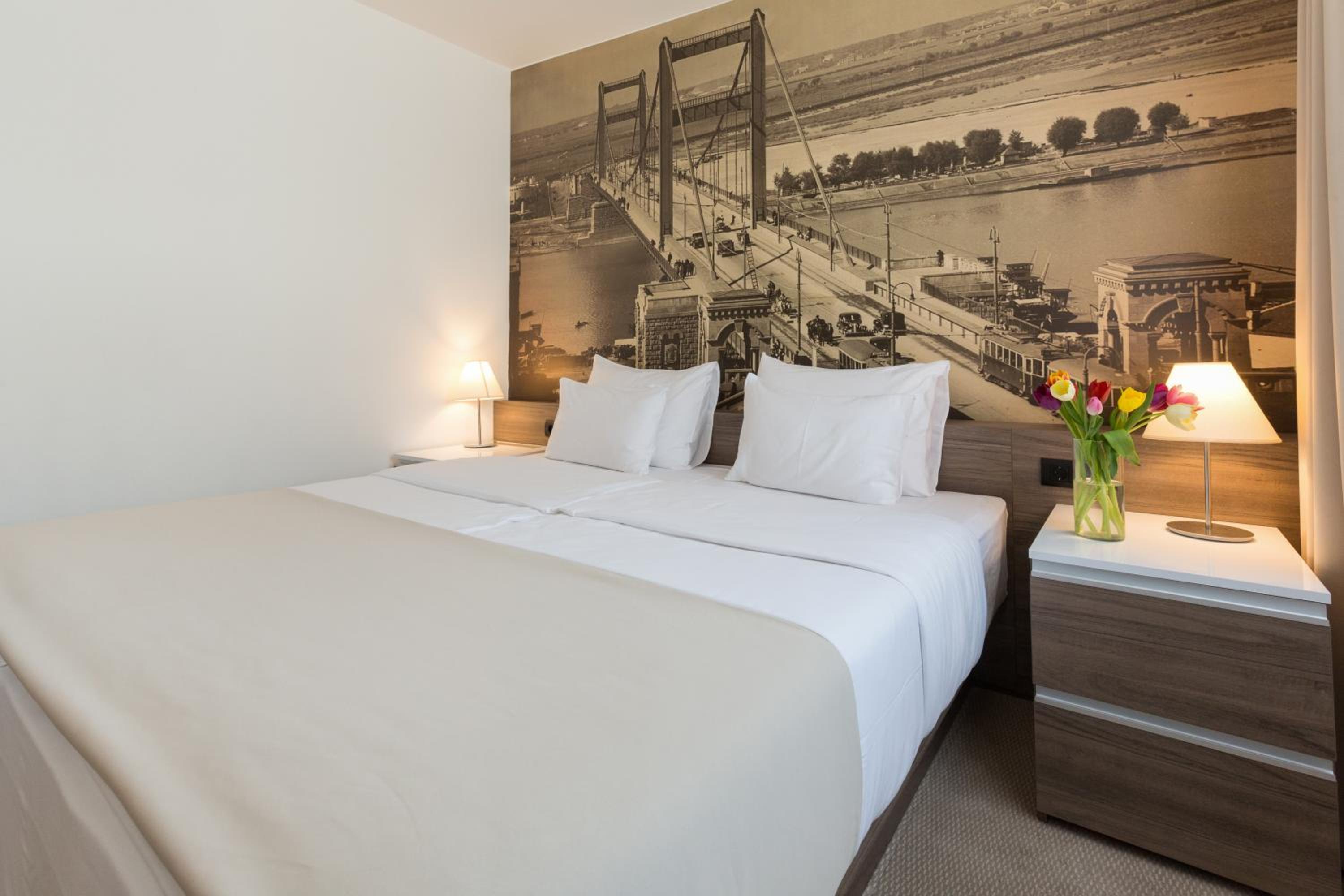 Deluxe Queen Room
