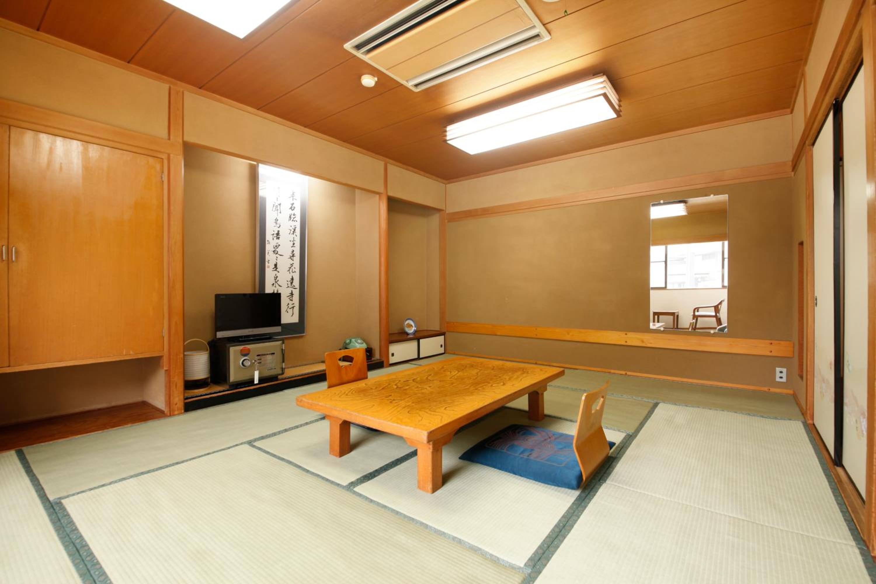 Standard Japanese-Style Room with Private Toilet (Shared Bathroom) photo 1