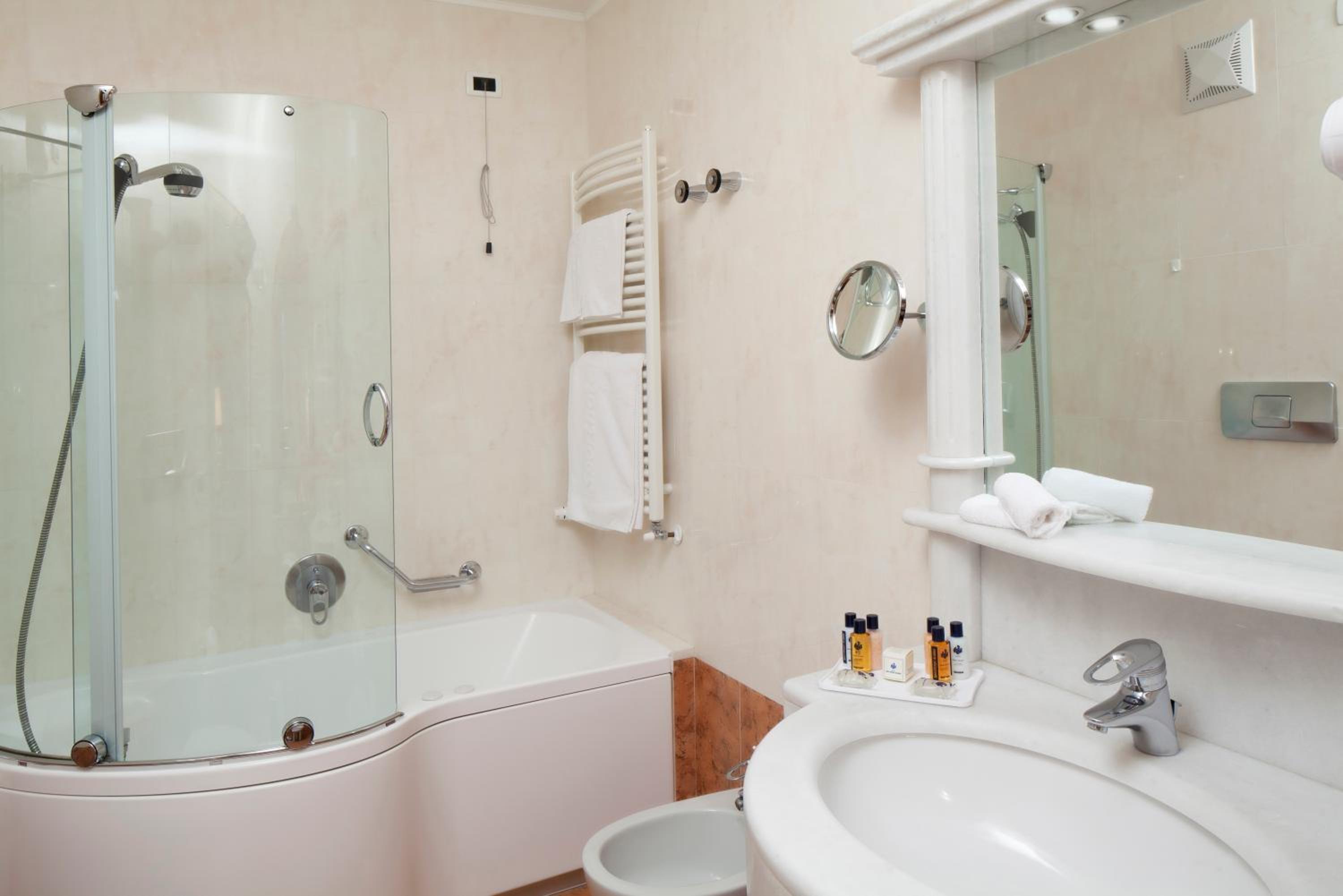 Deluxe Double Room with Spa Bath  photo 2