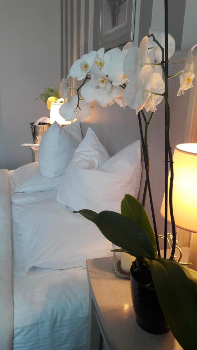 Standard Double or Twin Room - Photo 10