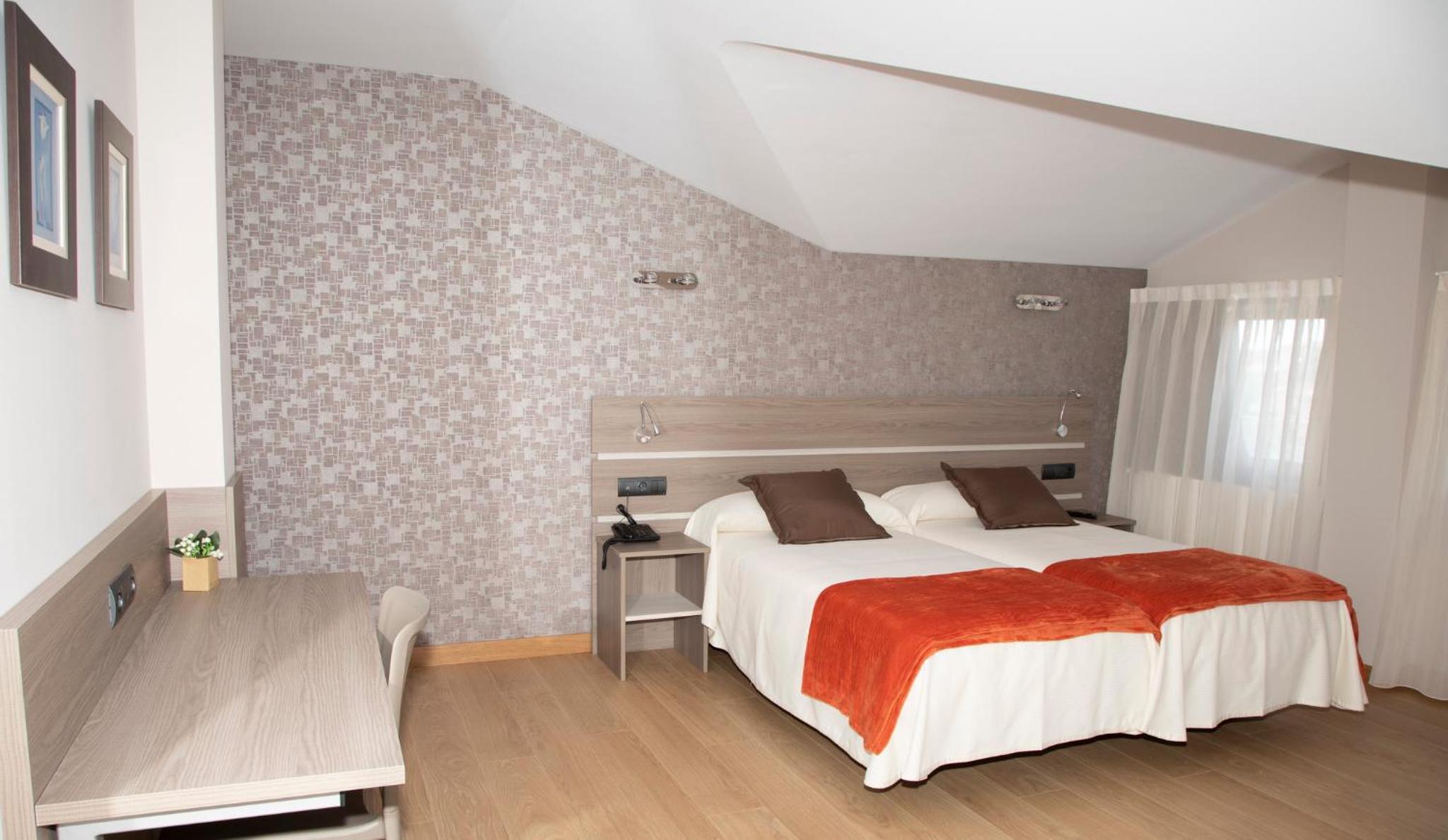 Twin Room with Private Bathroom - Photo 3