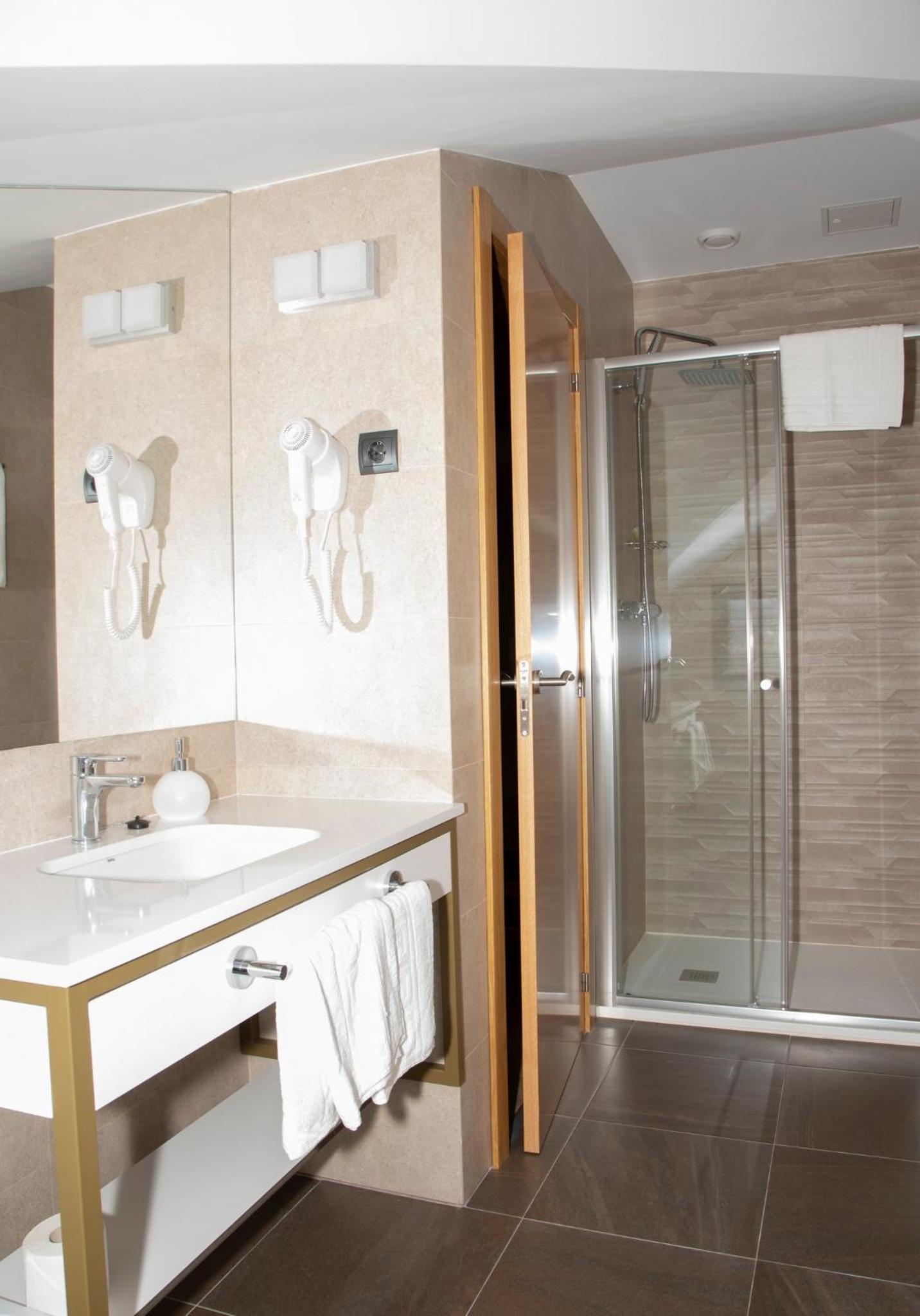 Twin Room with Private Bathroom - Photo 2