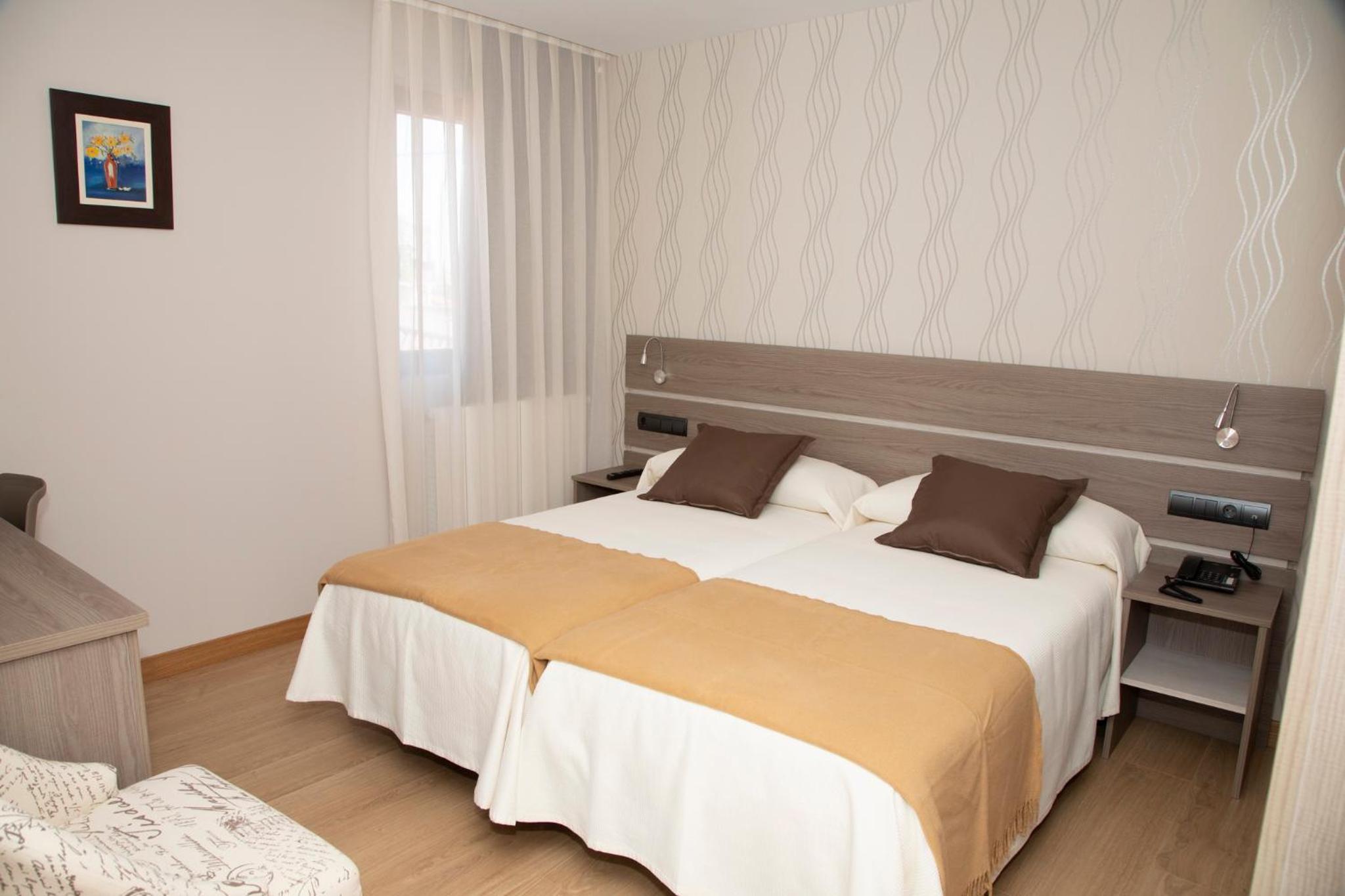 Twin Room with Private Bathroom - Photo 1