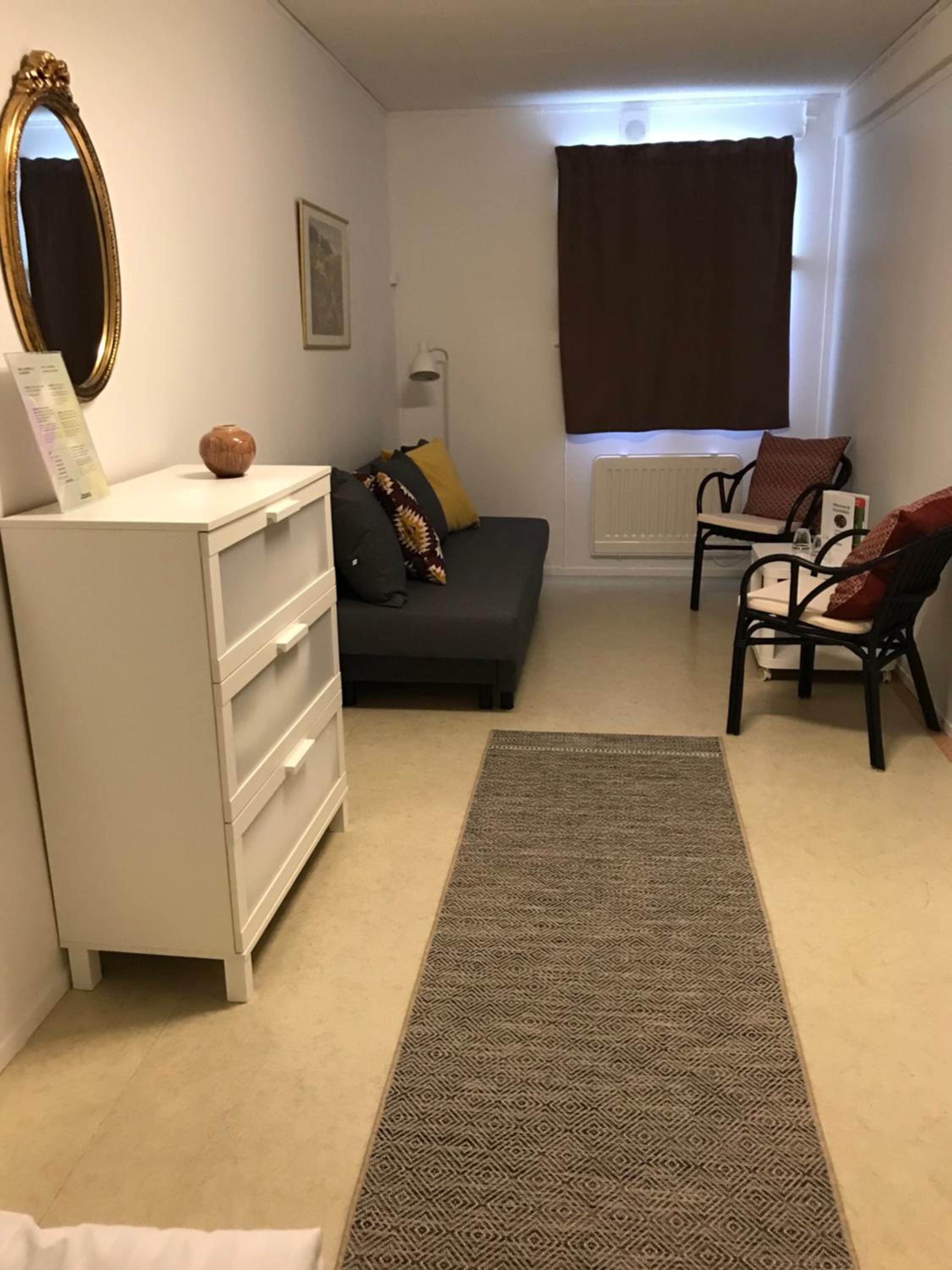 Family Room with Shared Bathroom (2 Adults + 2 Children) photo 3