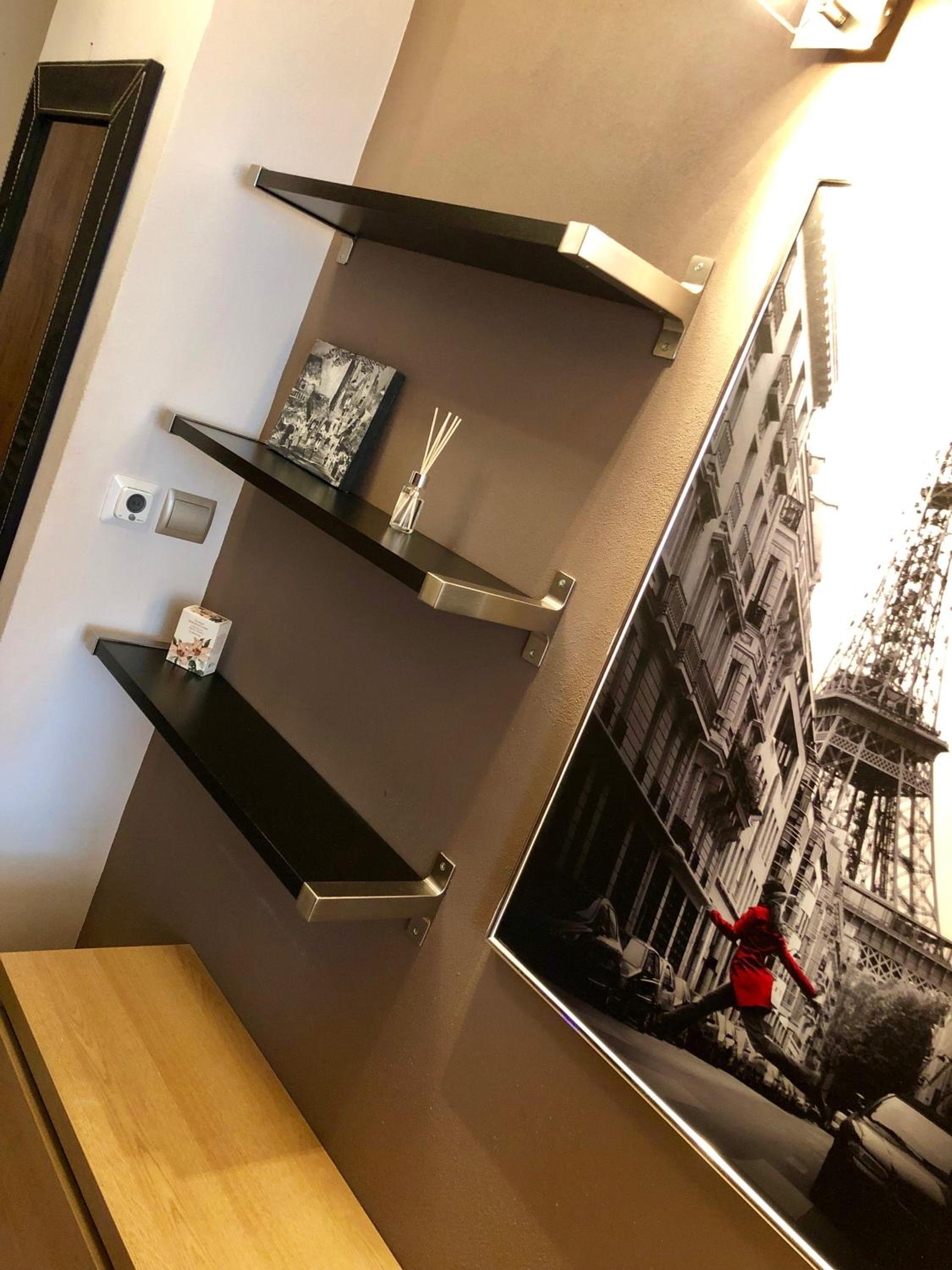 One-Bedroom Apartment - Photo 2