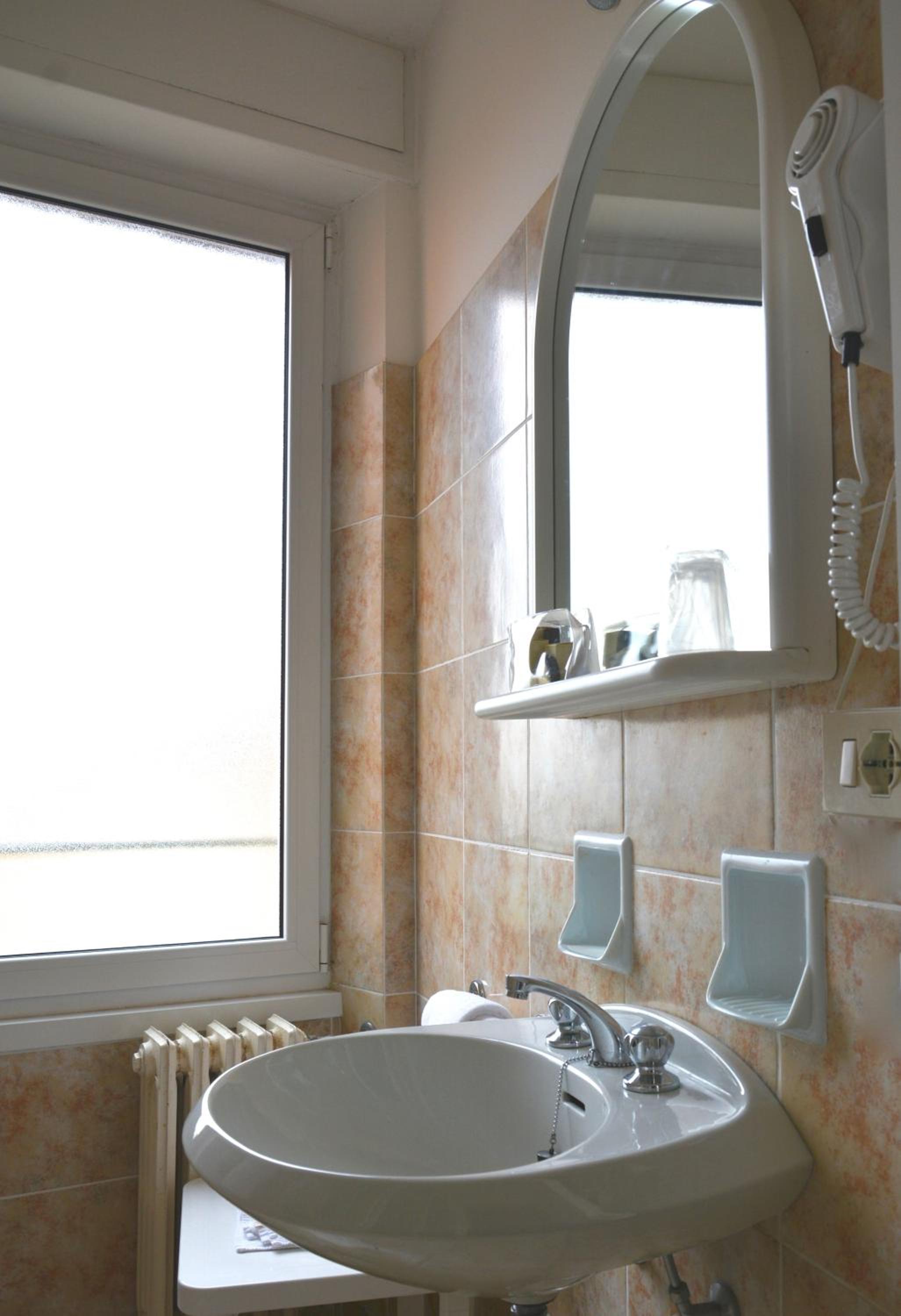 Double or Twin Room - Photo 3