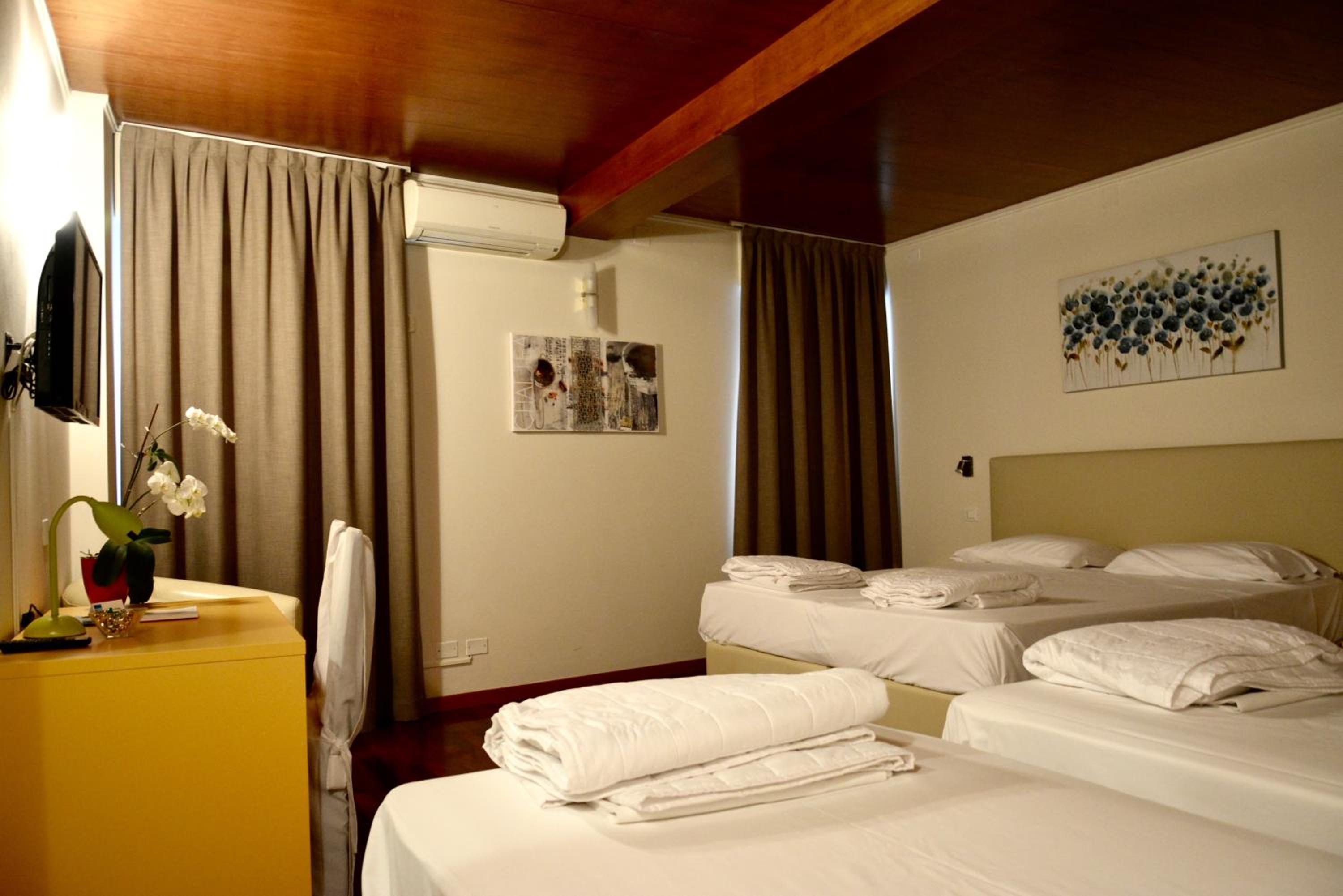 Quadruple Room - Photo 3