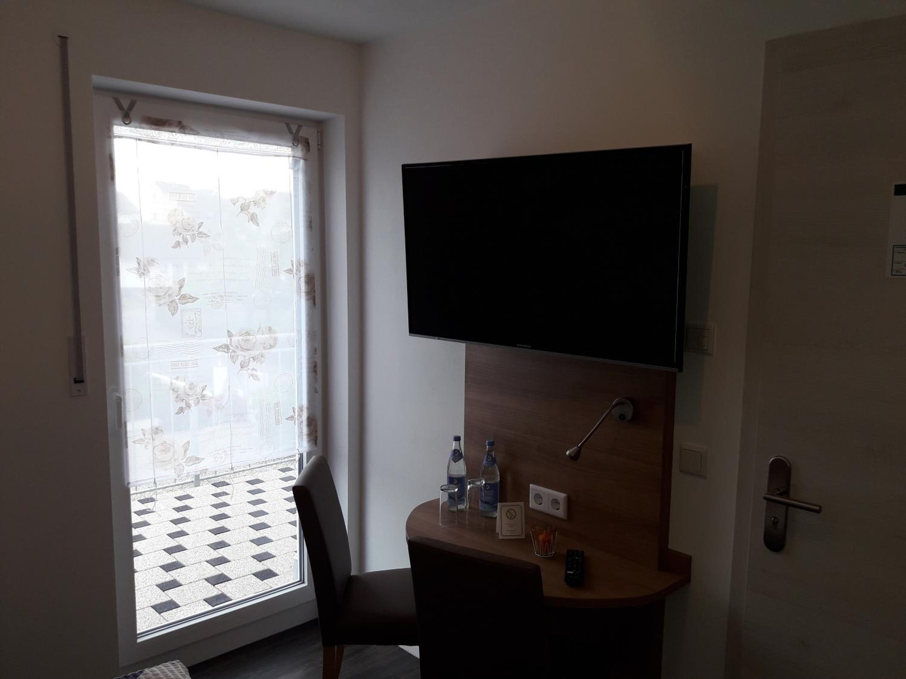 Double Room with Balcony - Photo 3