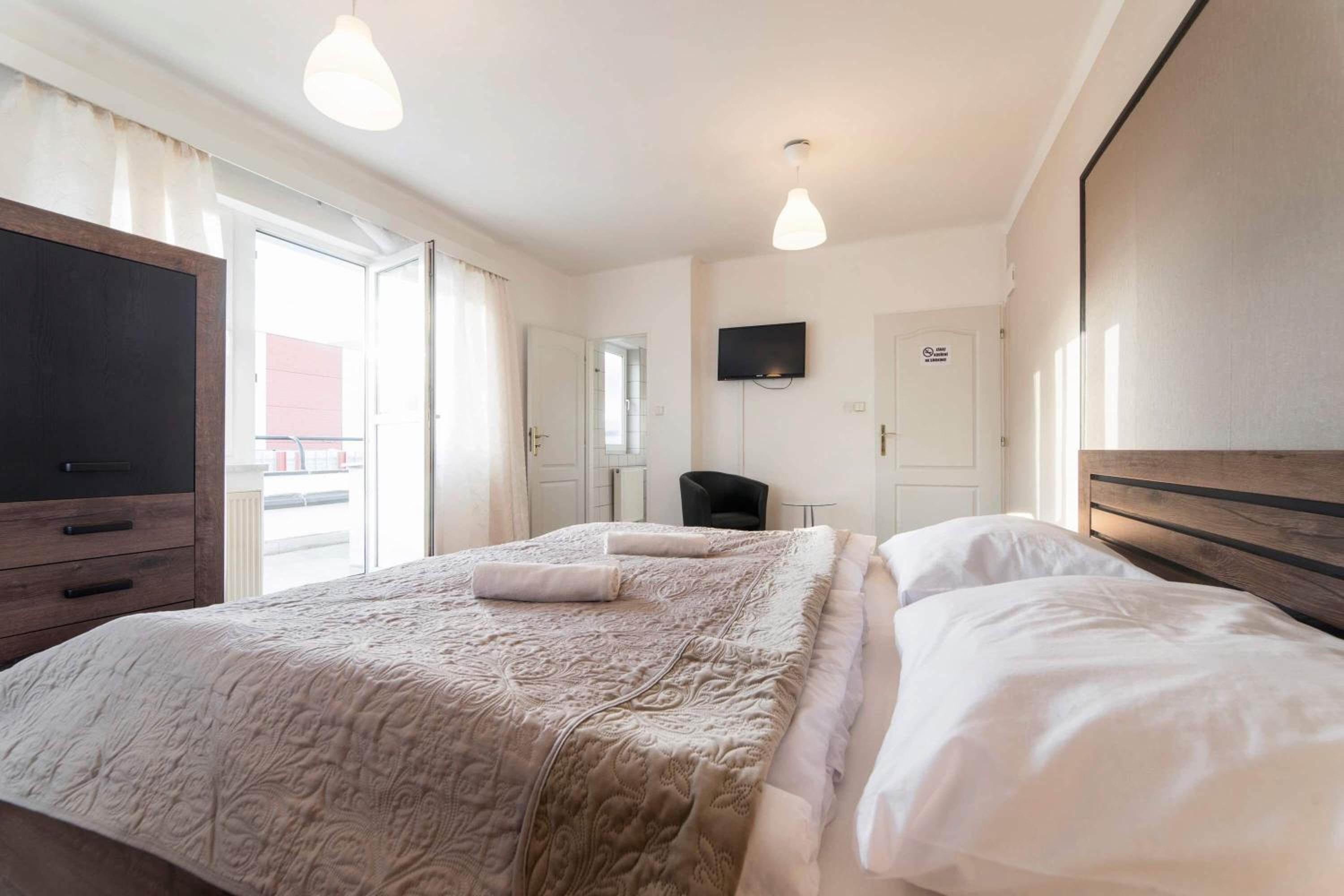 Double or Twin Room - Photo 6