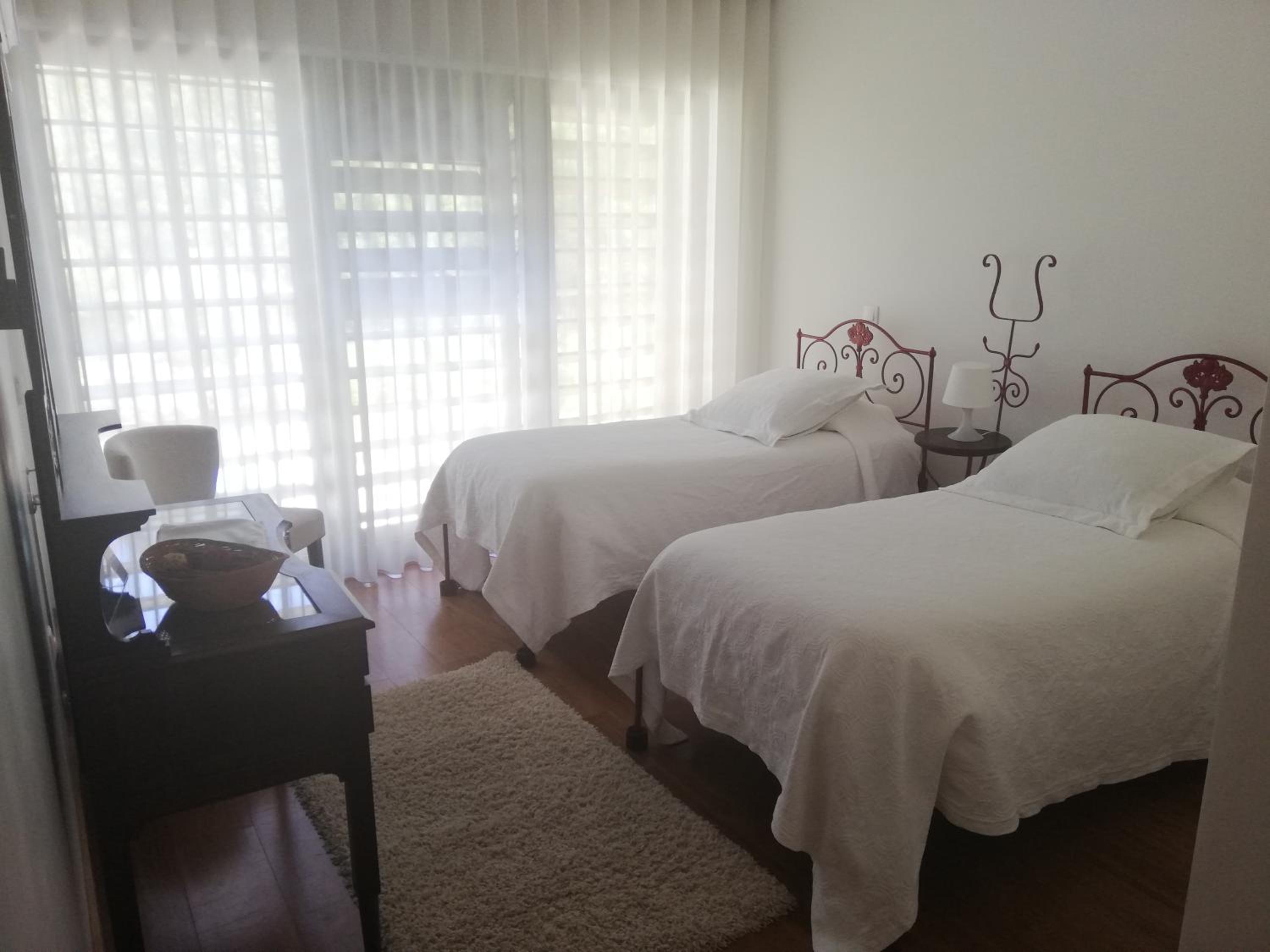 Twin Room with Pool View - Photo 5