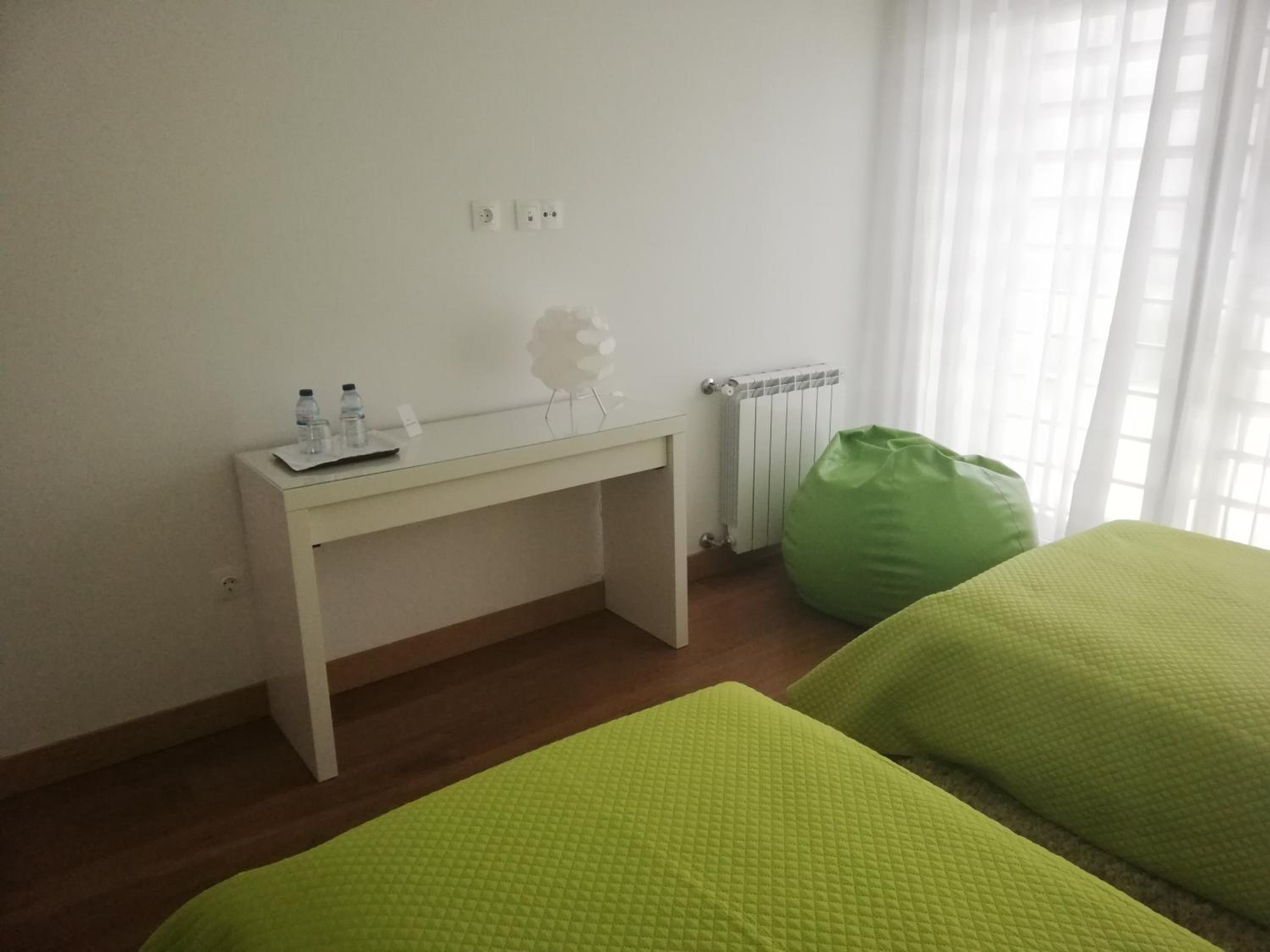 Twin Room with Pool View - Photo 4