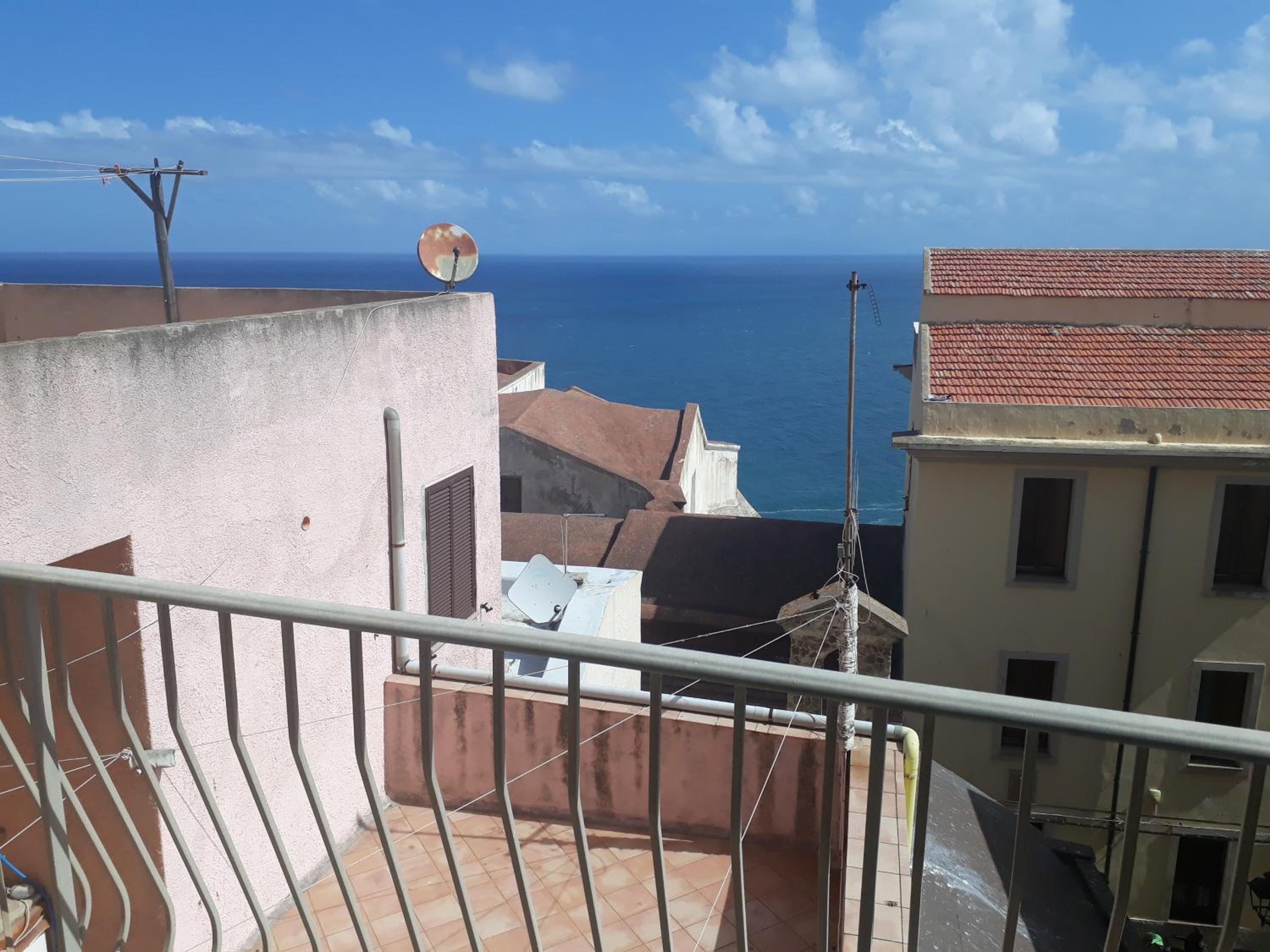 Deluxe Double Room with Balcony and Sea View - Photo 8
