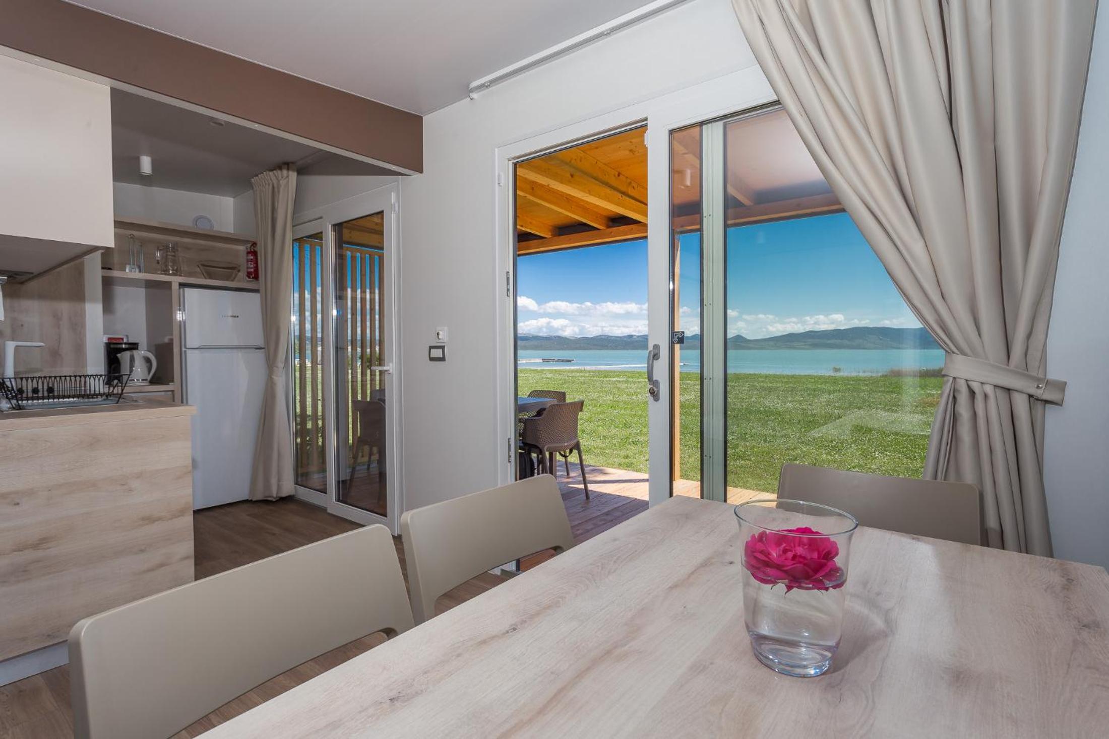 Deluxe Two-Bedroom Mobile Home with Terrace and Lake View - Photo 13