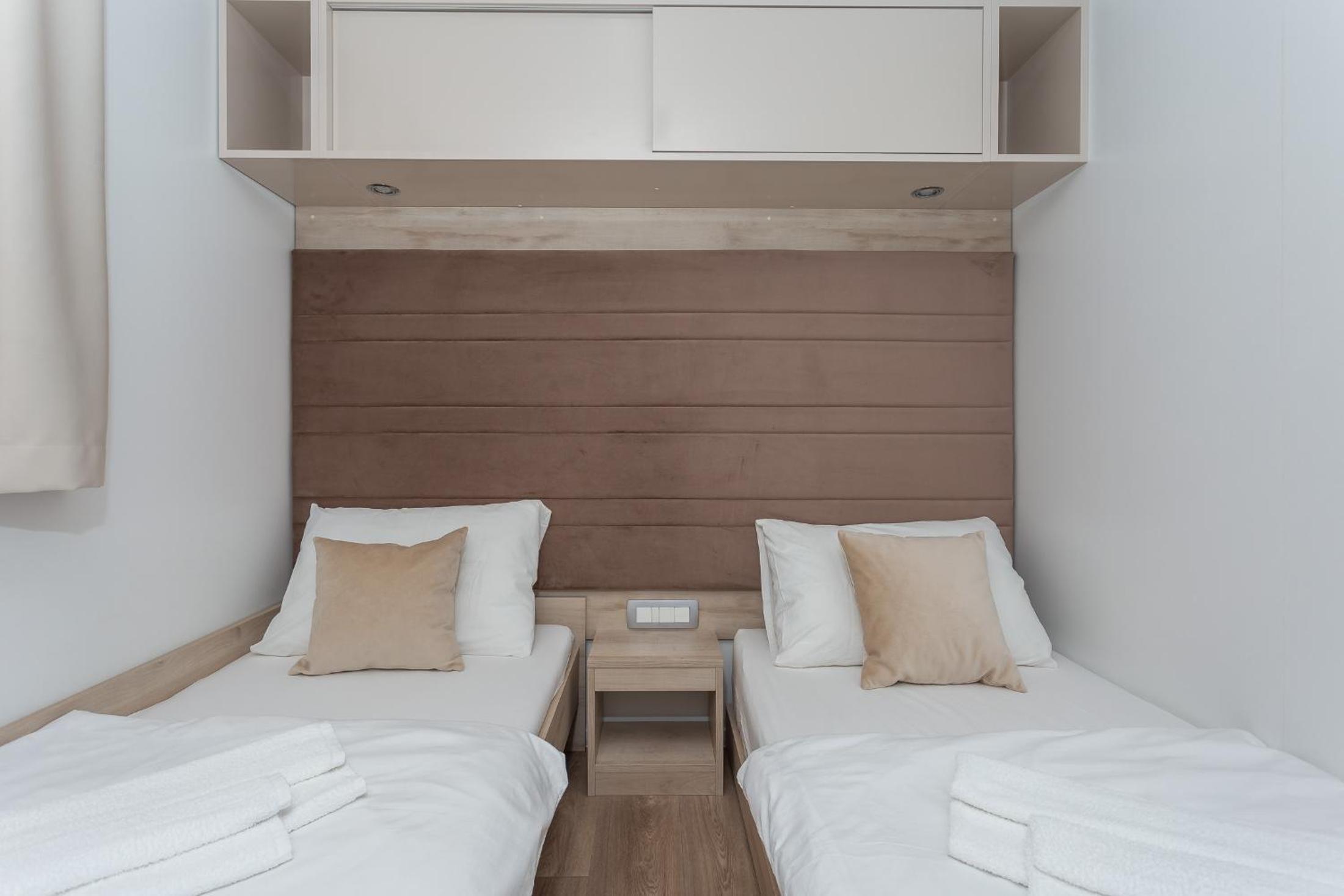 Deluxe Two-Bedroom Mobile Home with Terrace and Lake View - Photo 12