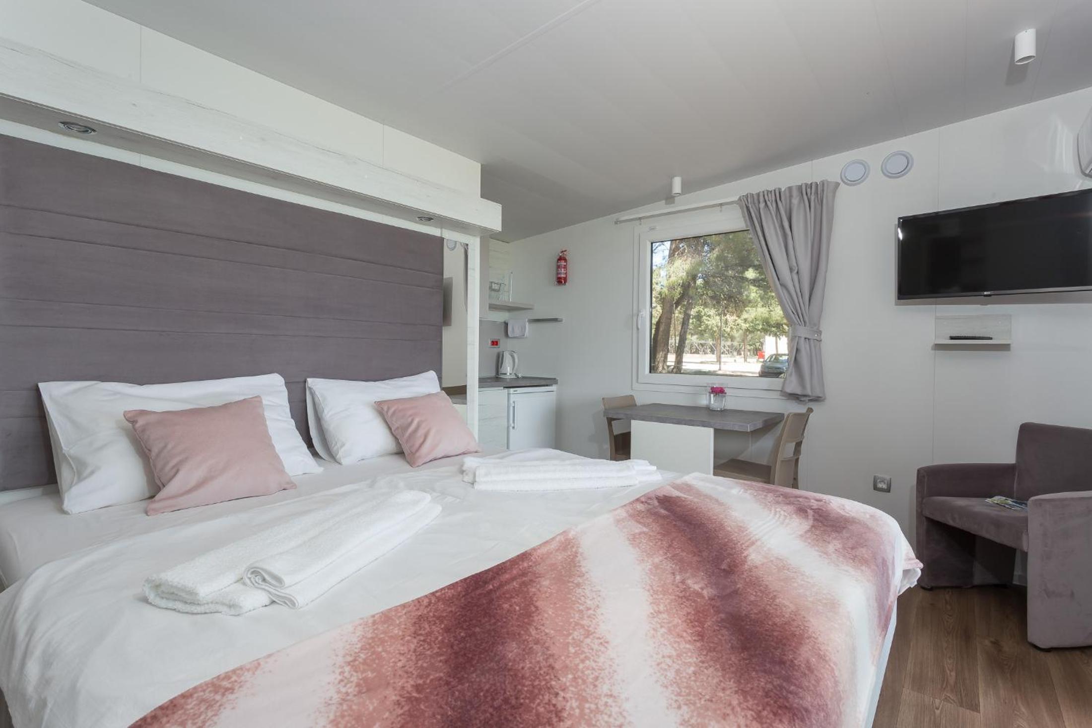 Mobile home with Terrace and Lake View - Photo 4