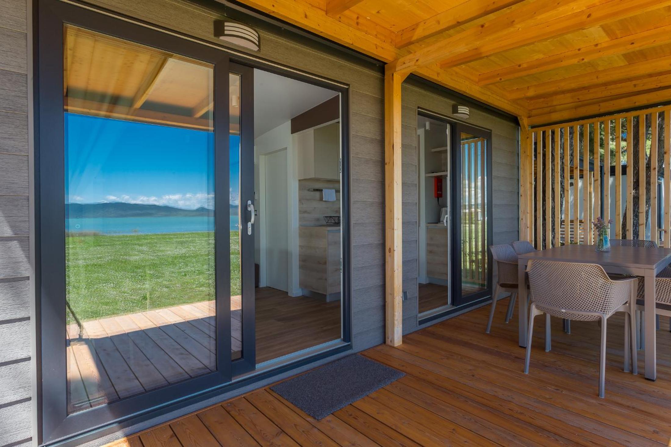 Deluxe Two-Bedroom Mobile Home with Terrace and Lake View - Photo 4