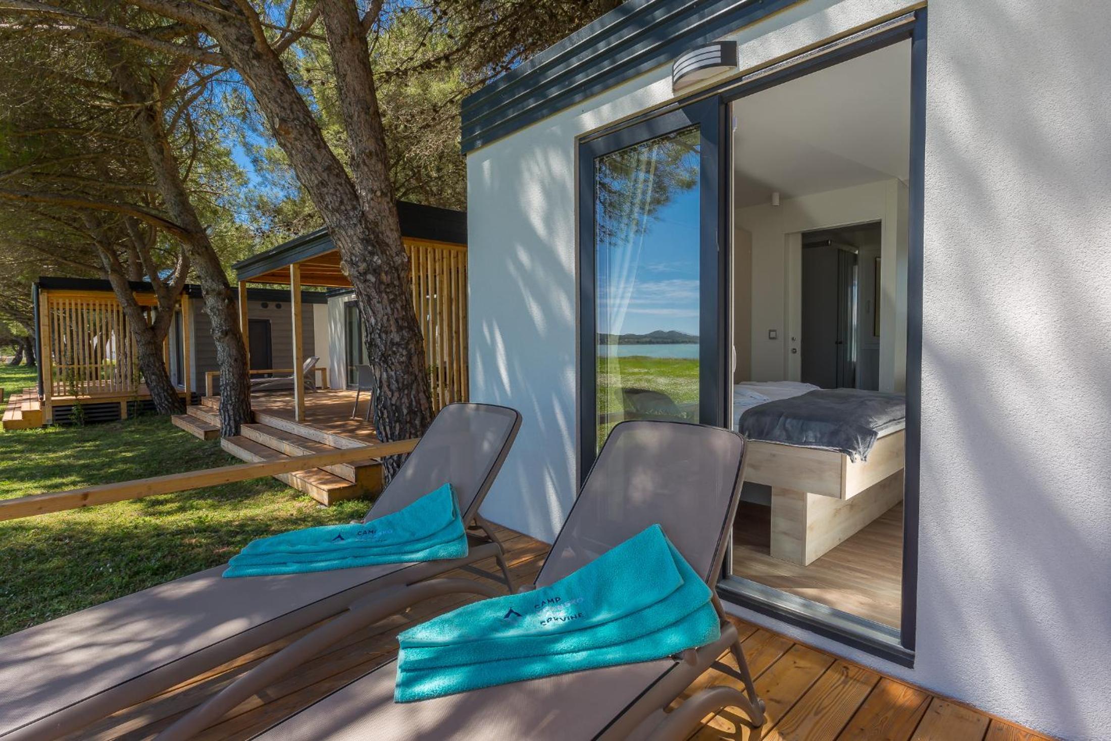 Deluxe Two-Bedroom Mobile Home with Terrace and Lake View - Photo 3