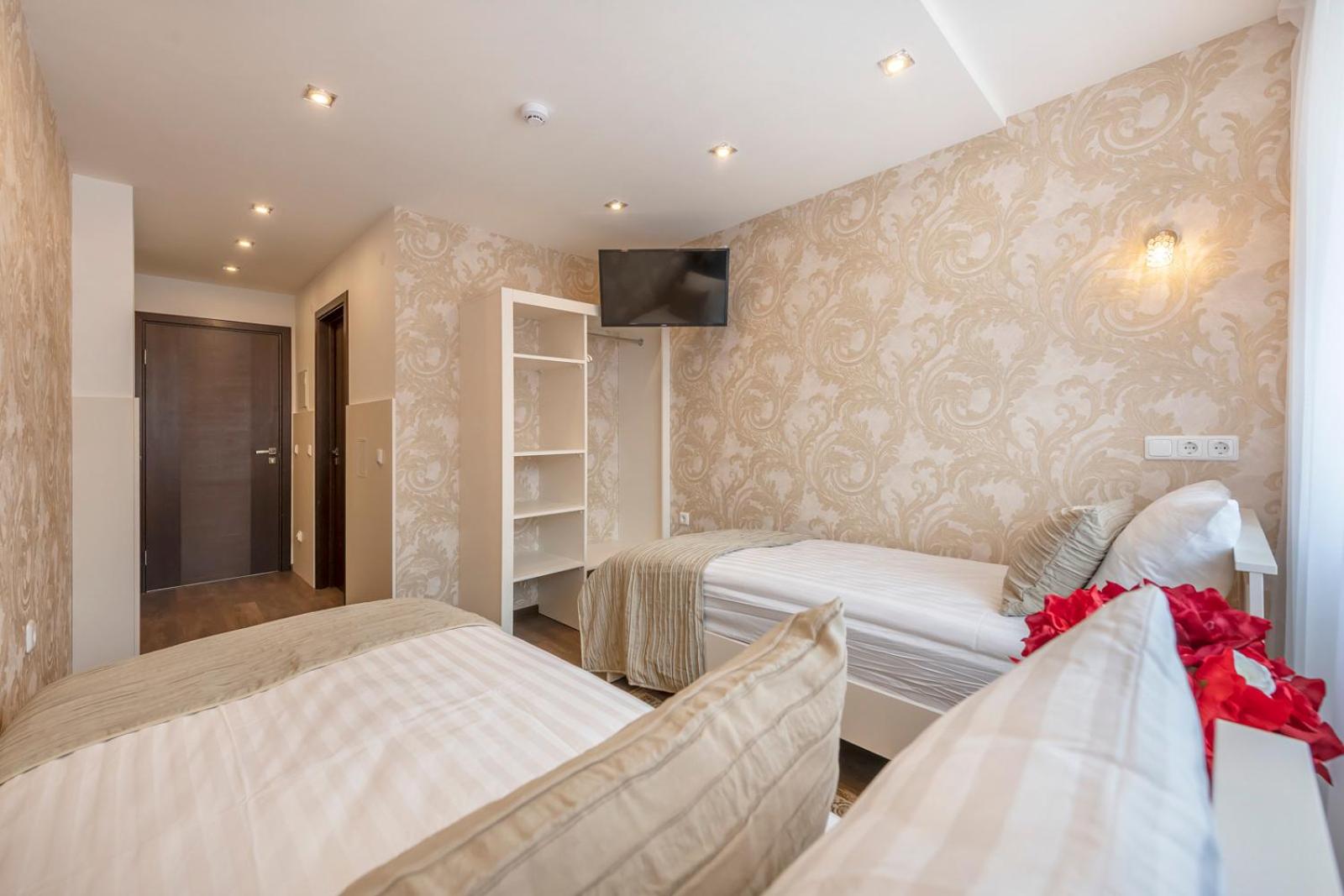 Standard Twin Room - Photo 5