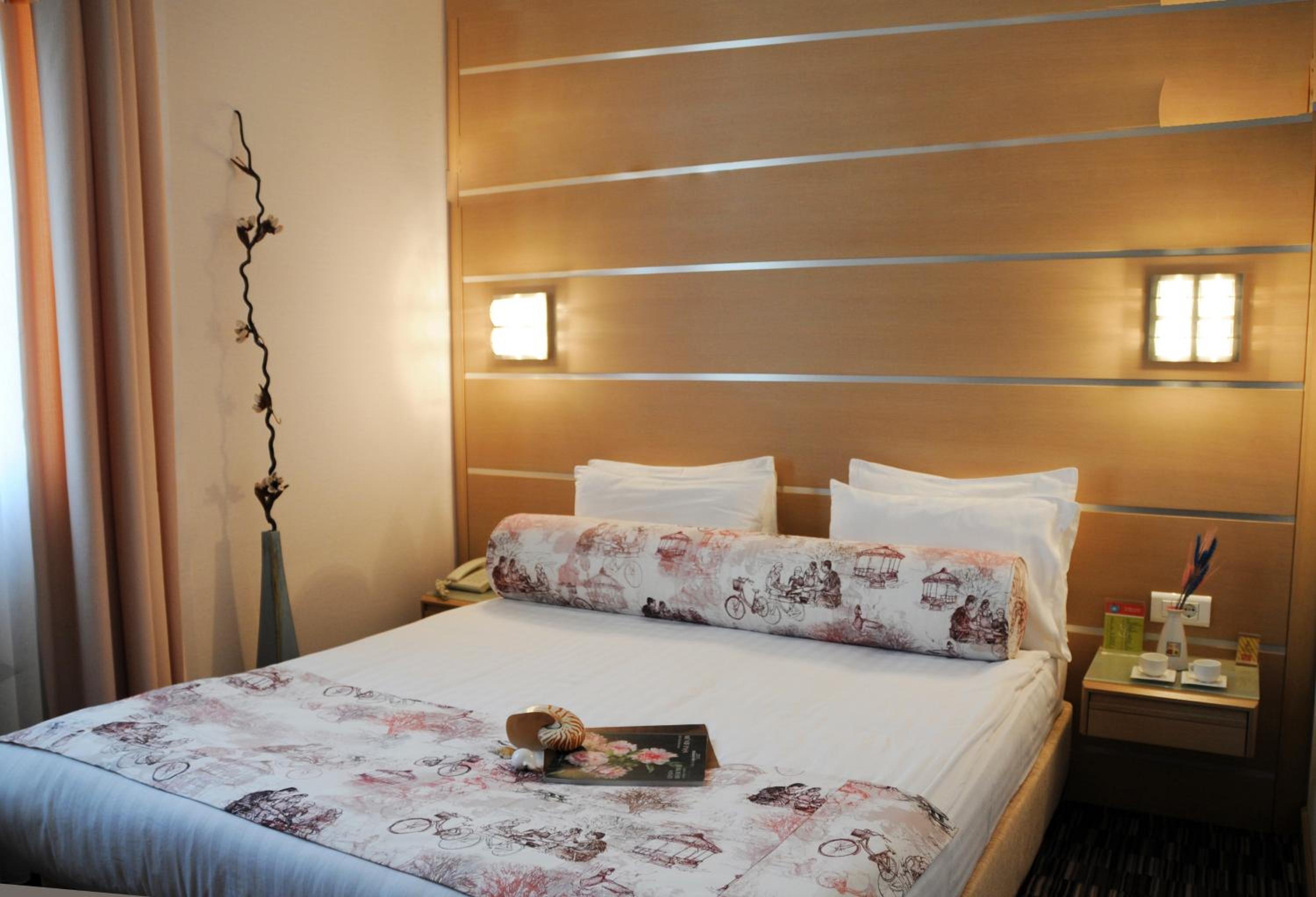 Deluxe Corner Balcony Double Room