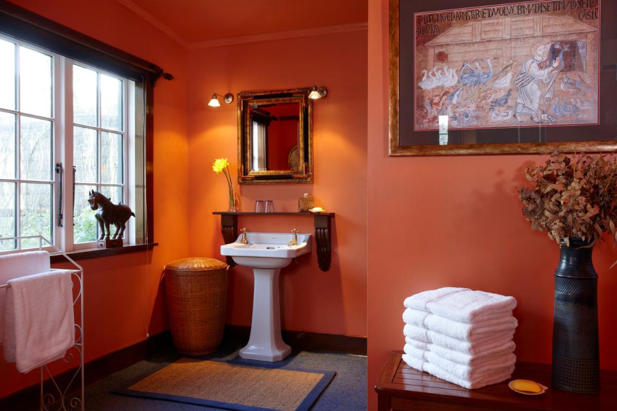 Queen Suite photo 1