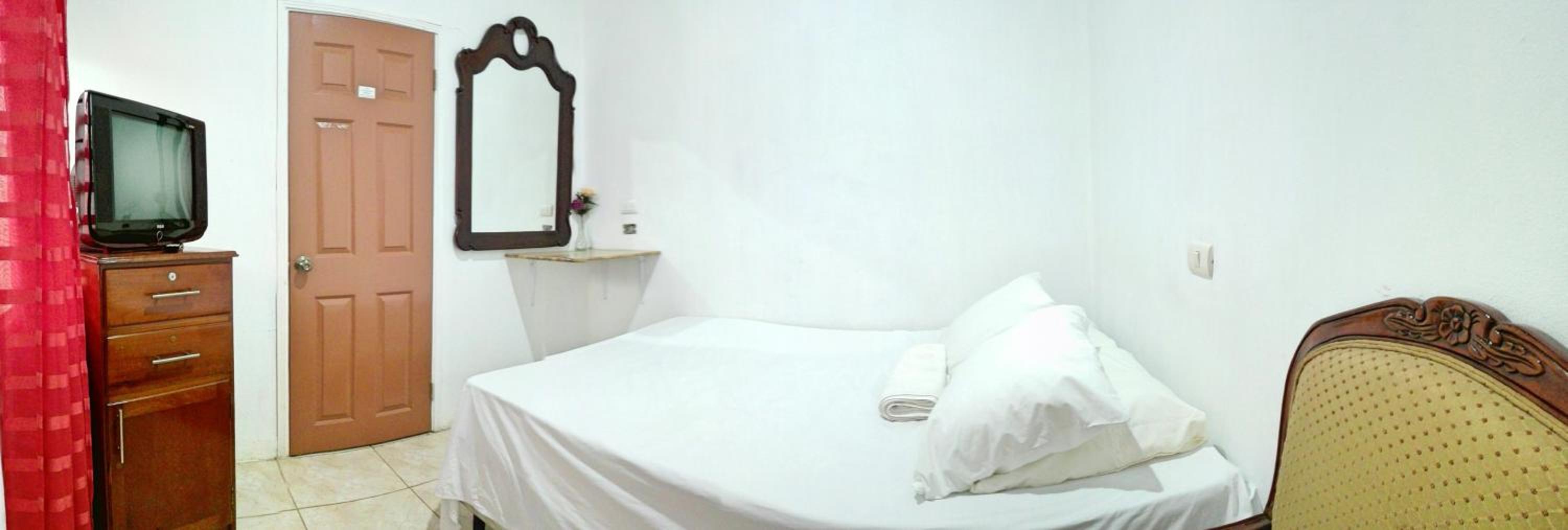 Budget Double Room - Photo 2