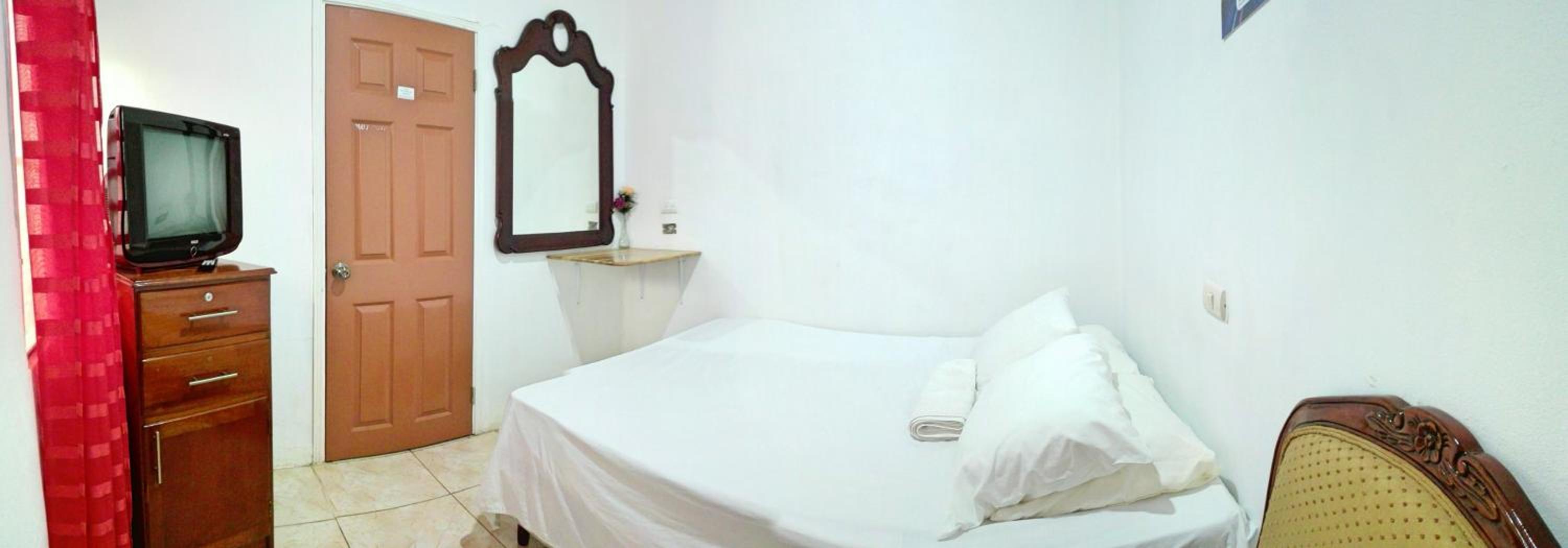 Budget Double Room - Photo 3