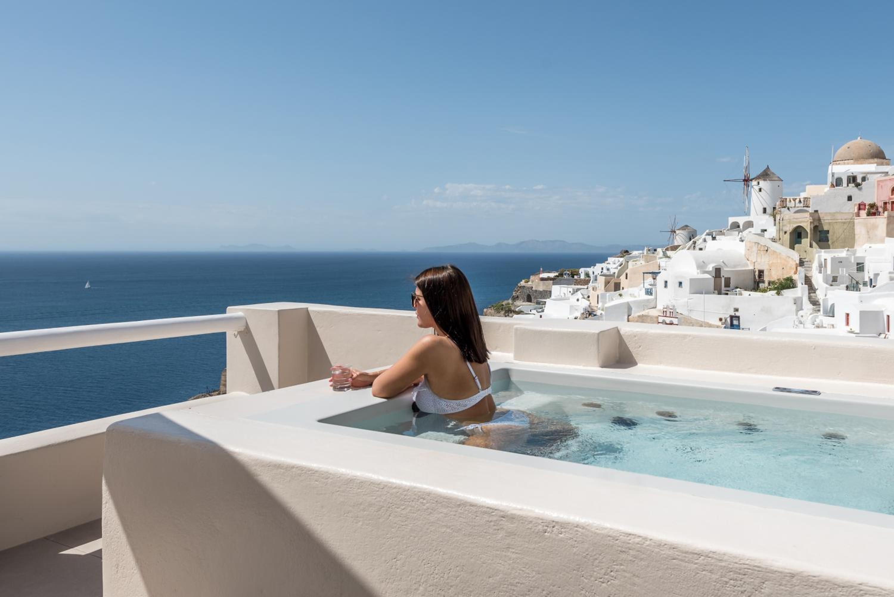 Honeymoon Suite with Panoramic Caldera & Direct Sunset Views - Photo 9
