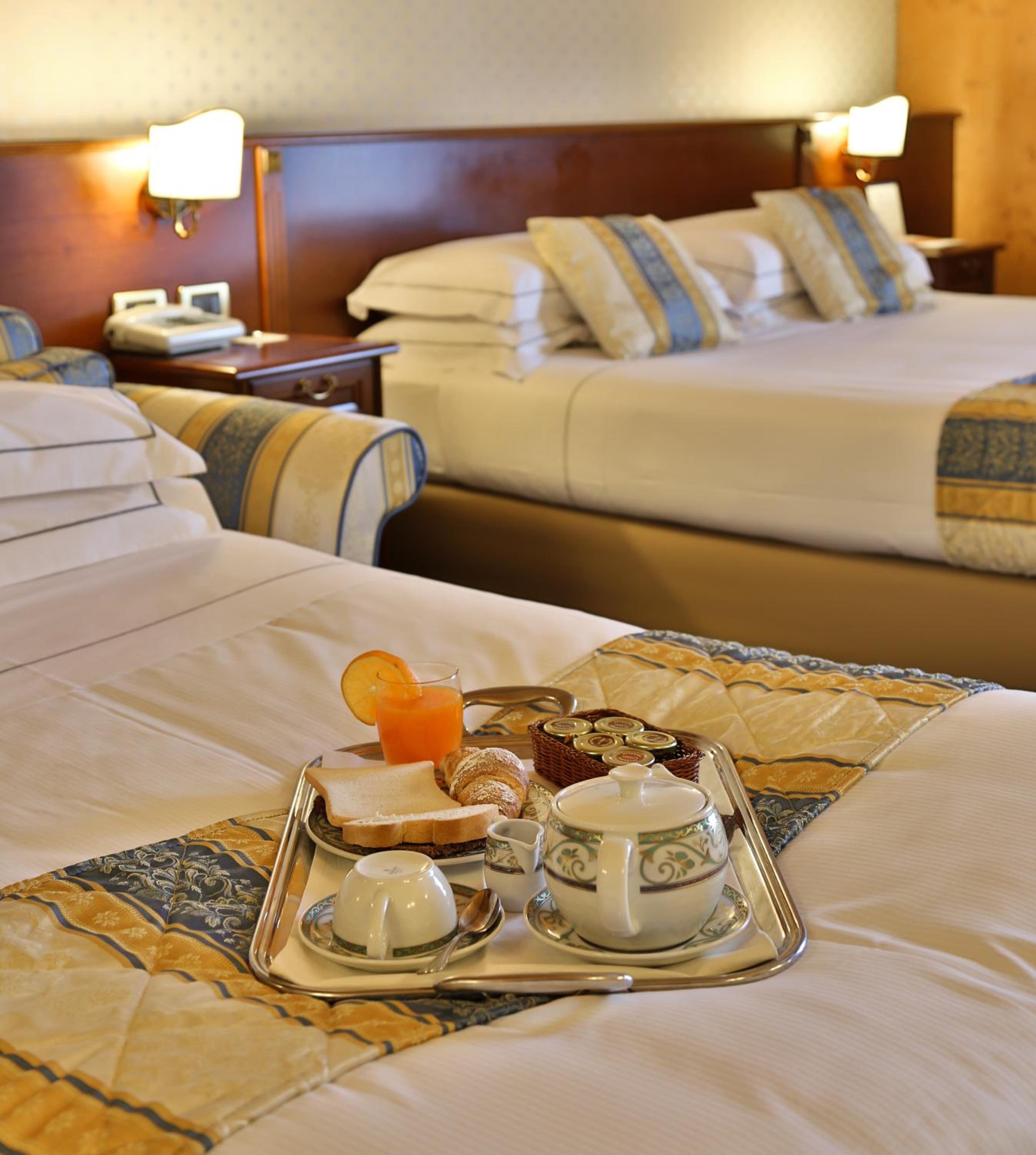 Junior King Suite with Sofa Bed - Photo 4