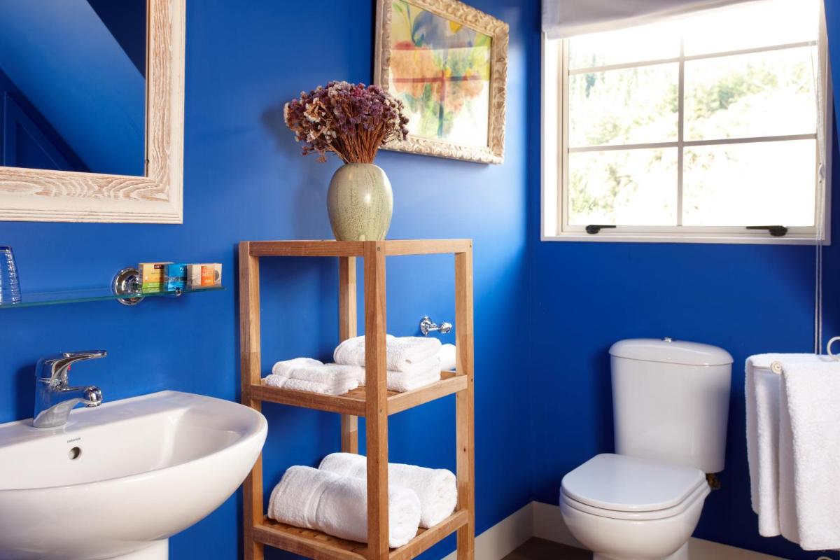 Deluxe Queen Cottage photo 2