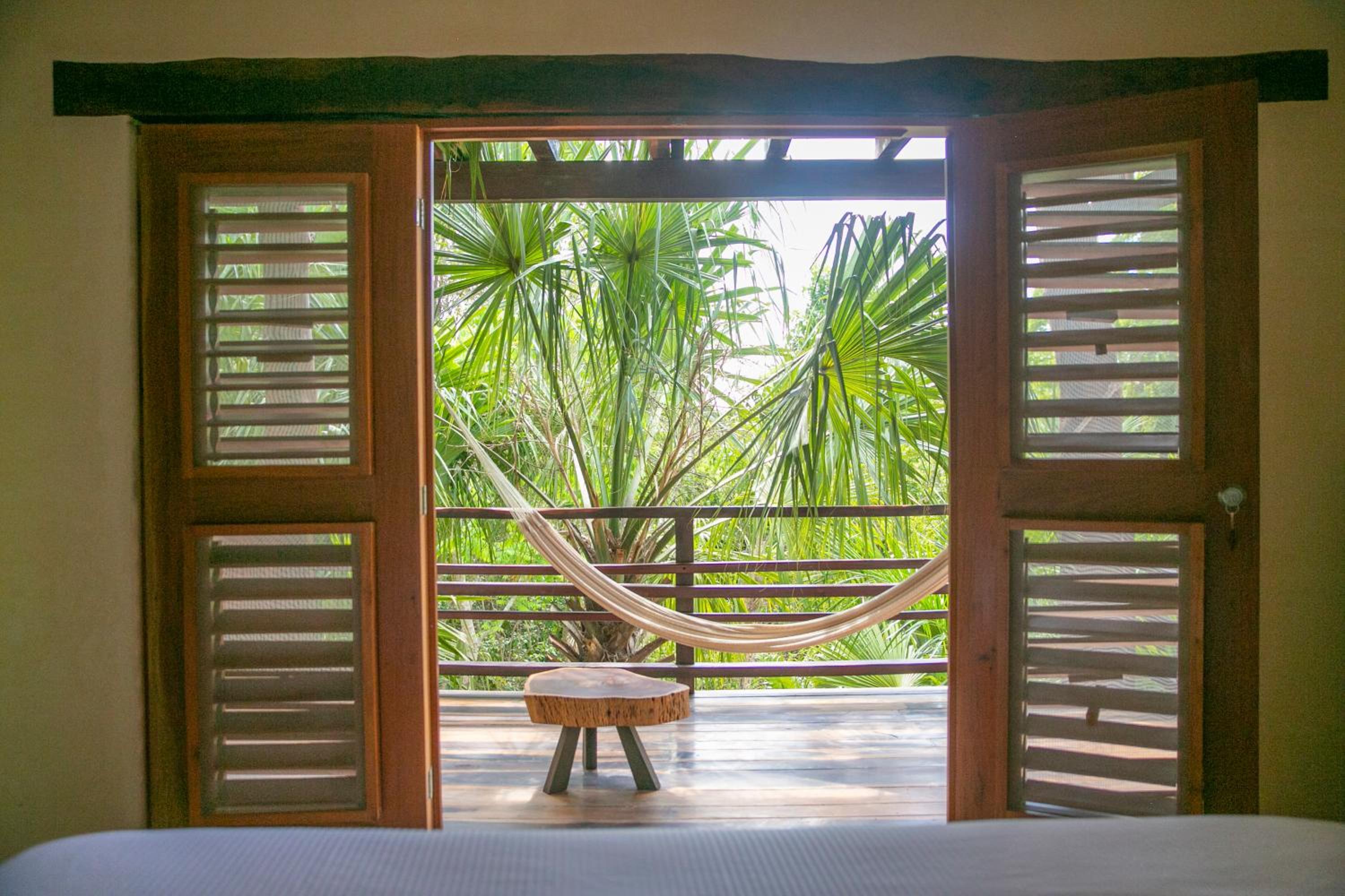 King Room with Balcony - Photo 8